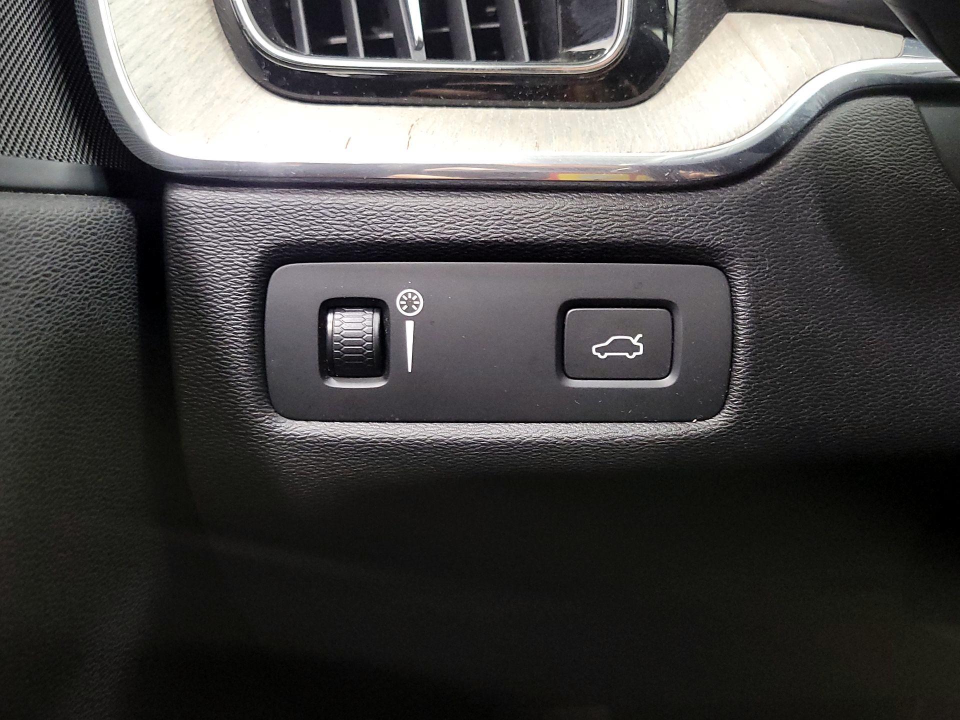 Thumbnail: 2018 Volvo XC60 - 13