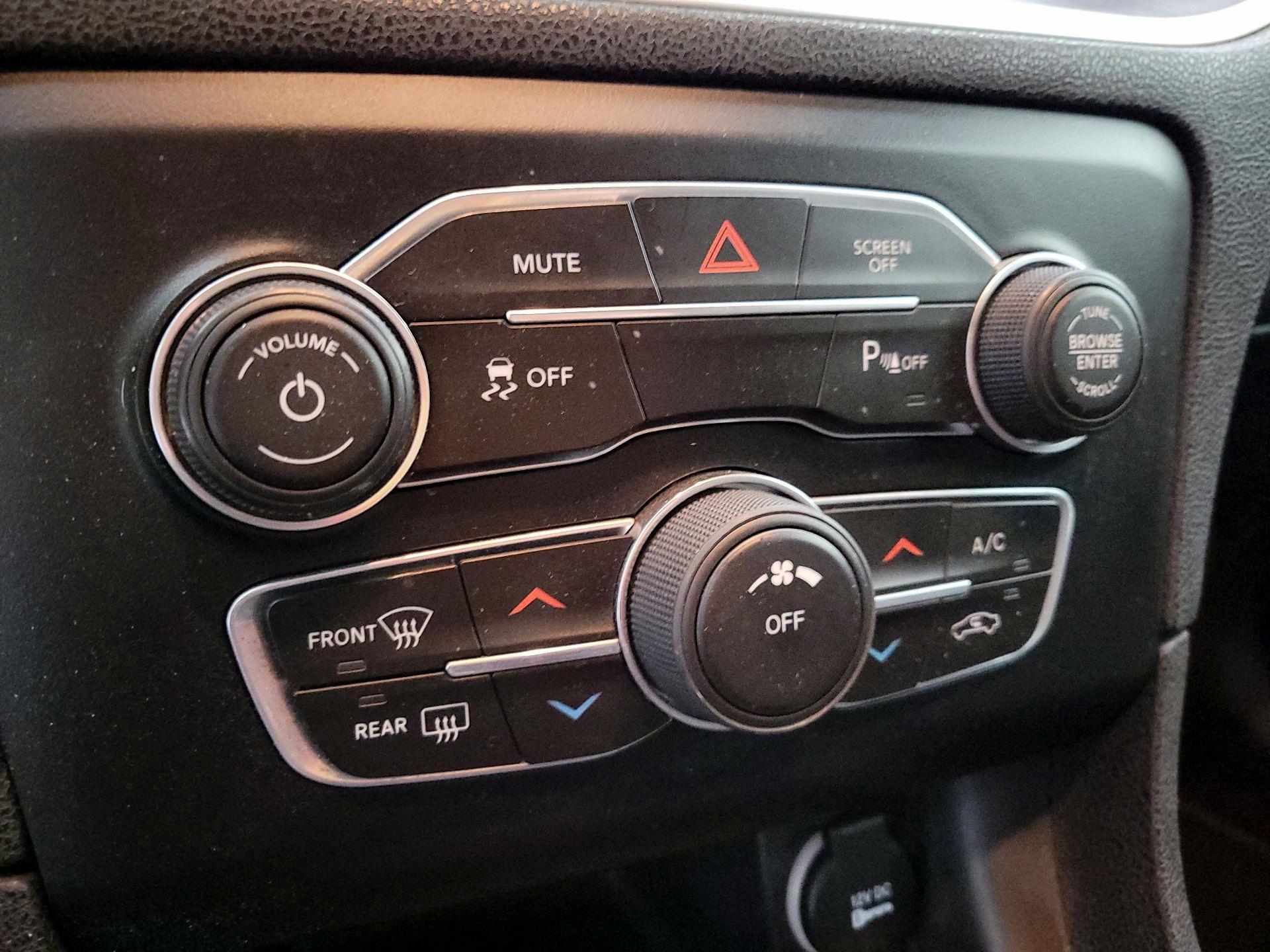 Thumbnail: 2017 Dodge Charger - 15