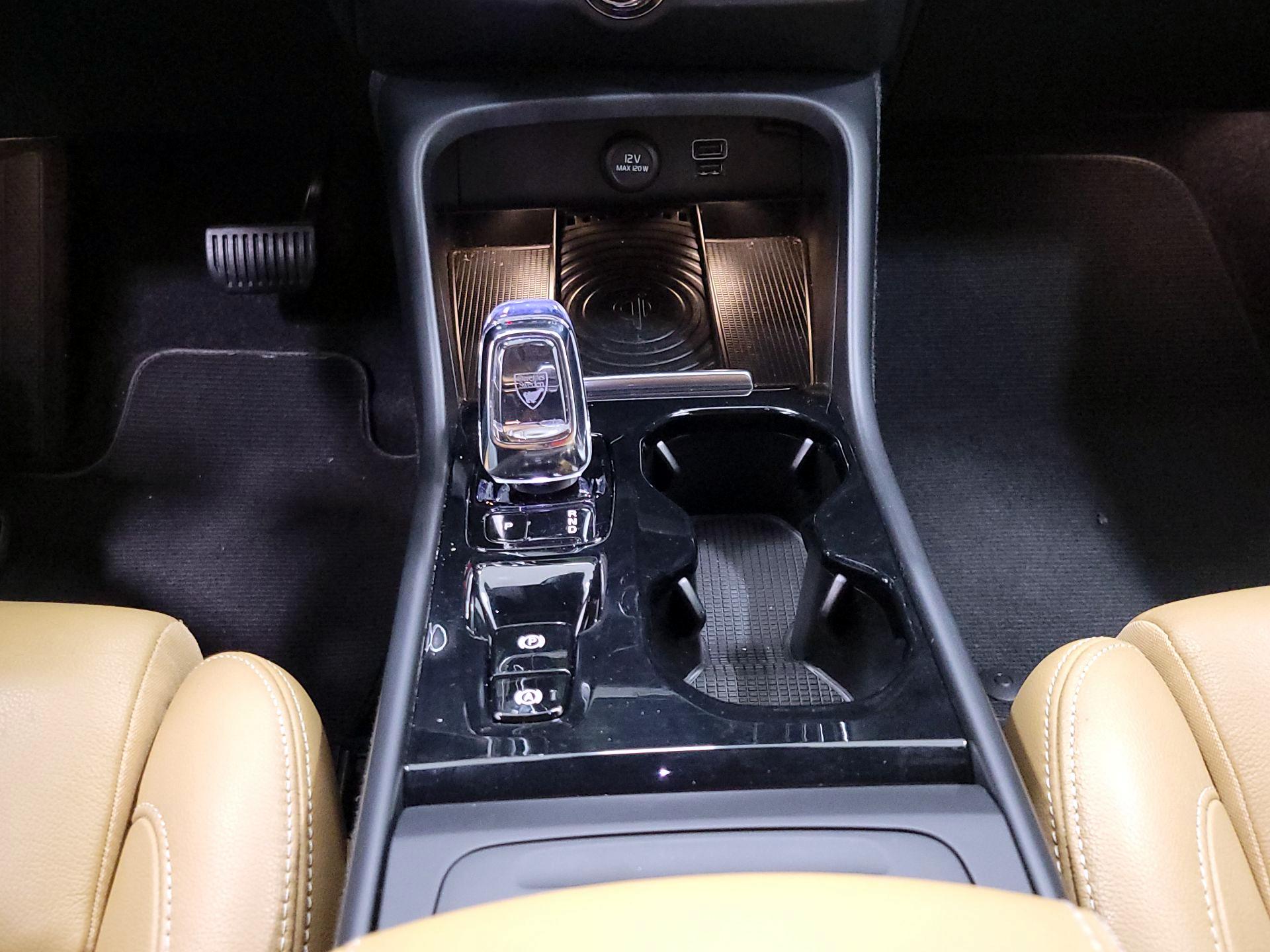 Thumbnail: 2019 Volvo XC40 - 17