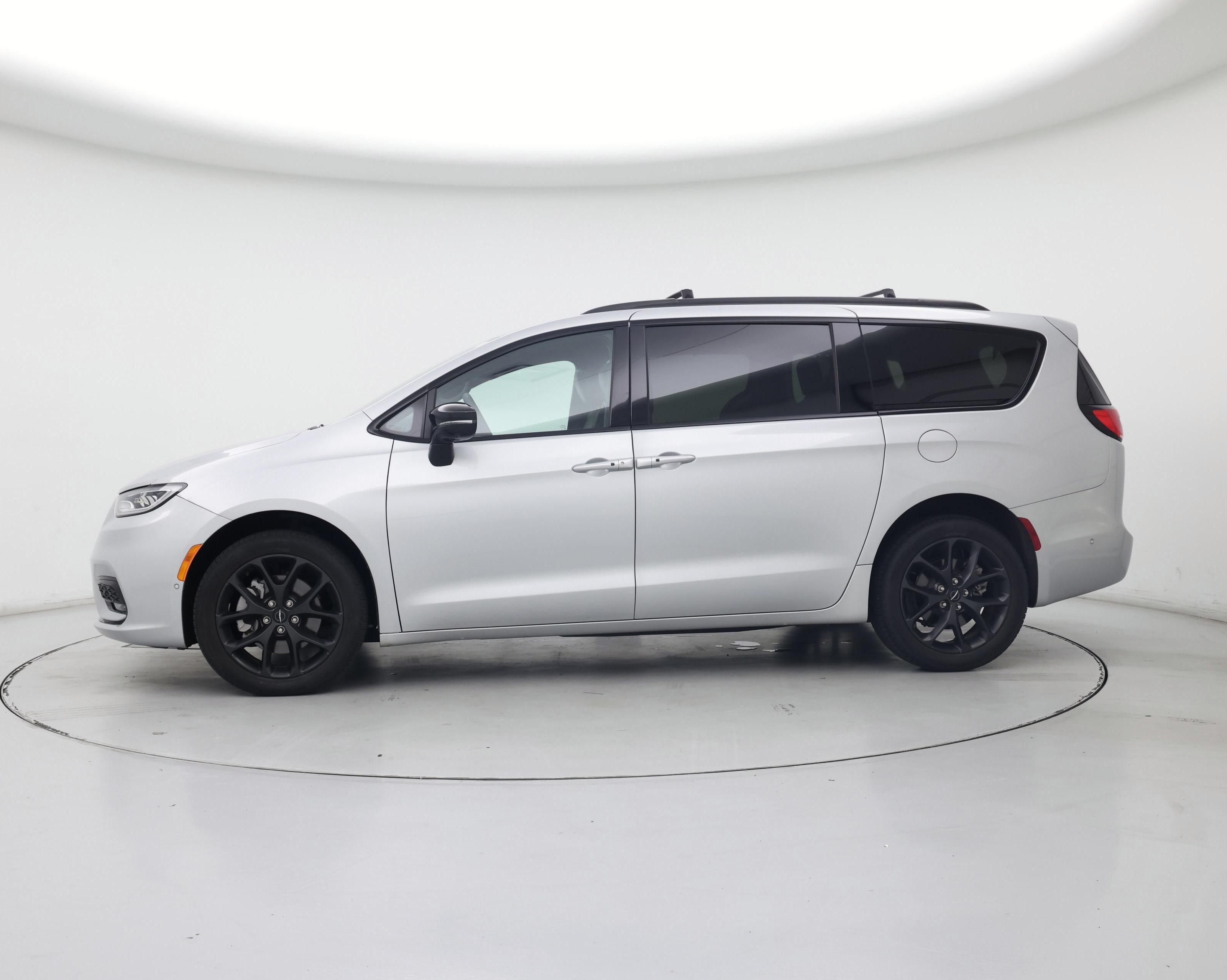 Thumbnail: 2023 Chrysler Pacifica - 3