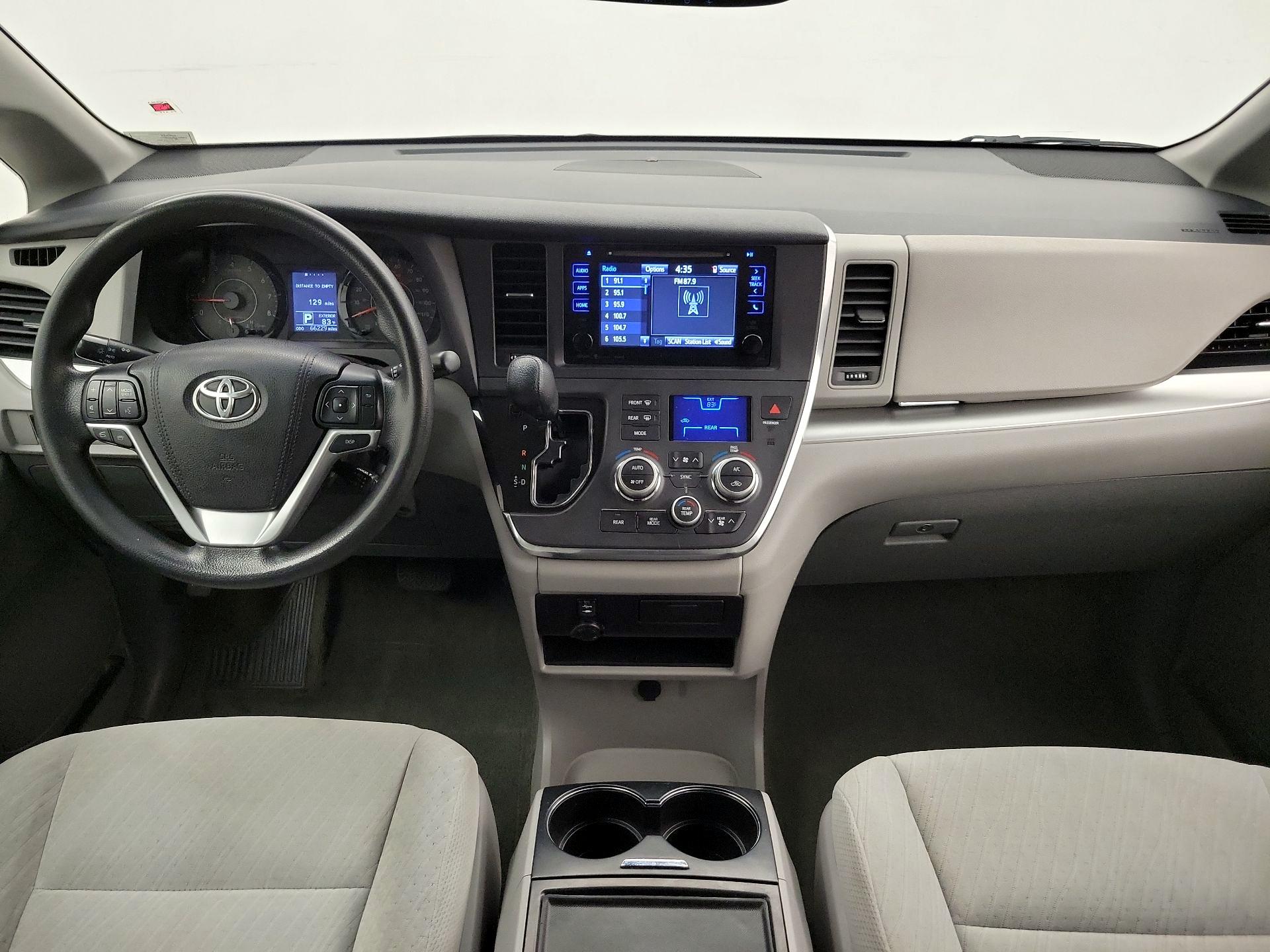 Thumbnail: 2017 Toyota Sienna - 9