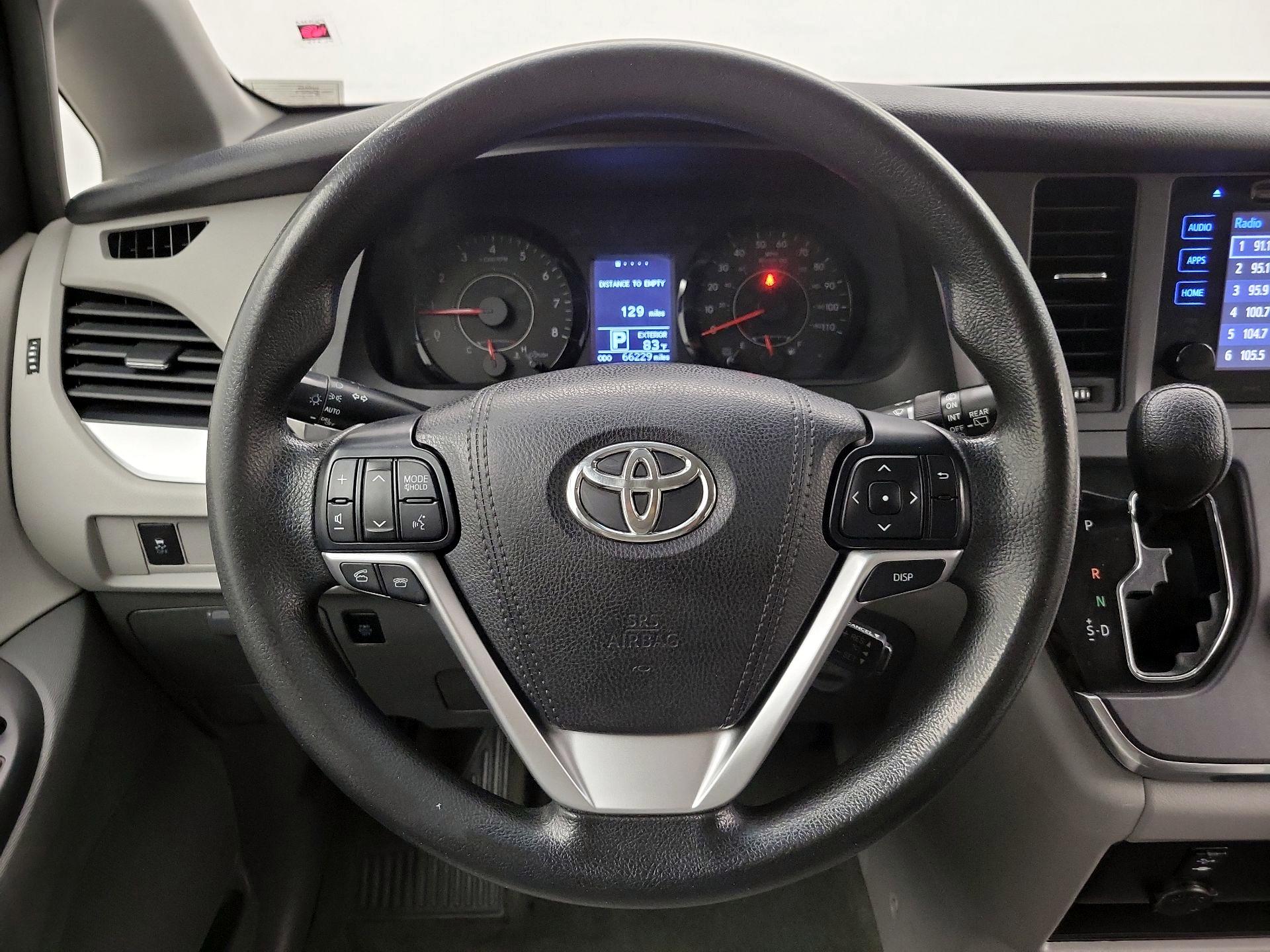 Thumbnail: 2017 Toyota Sienna - 10