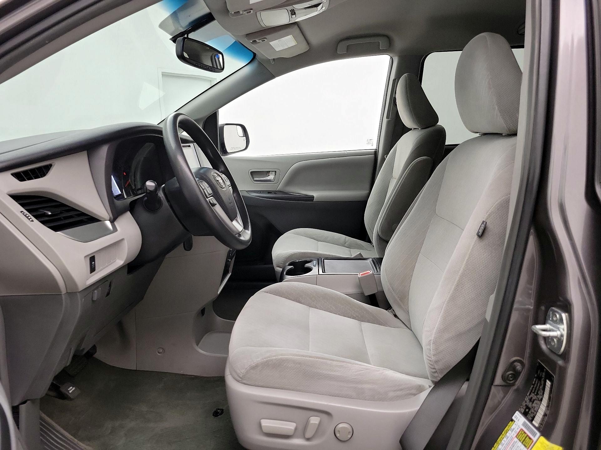 Thumbnail: 2017 Toyota Sienna - 11