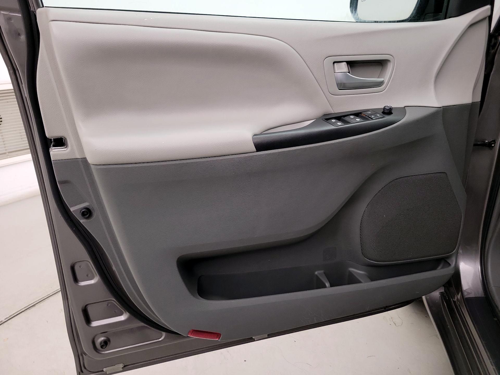 Thumbnail: 2017 Toyota Sienna - 12