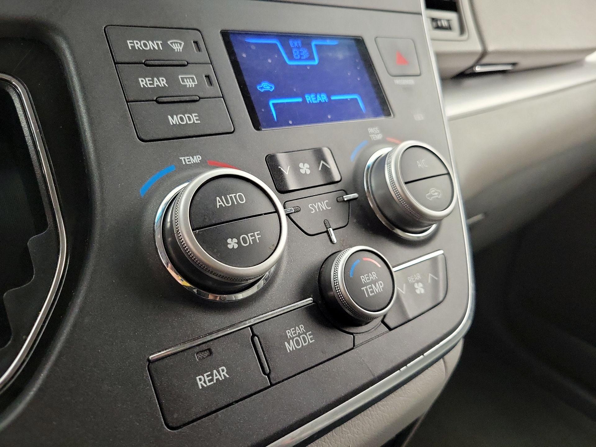 Thumbnail: 2017 Toyota Sienna - 16