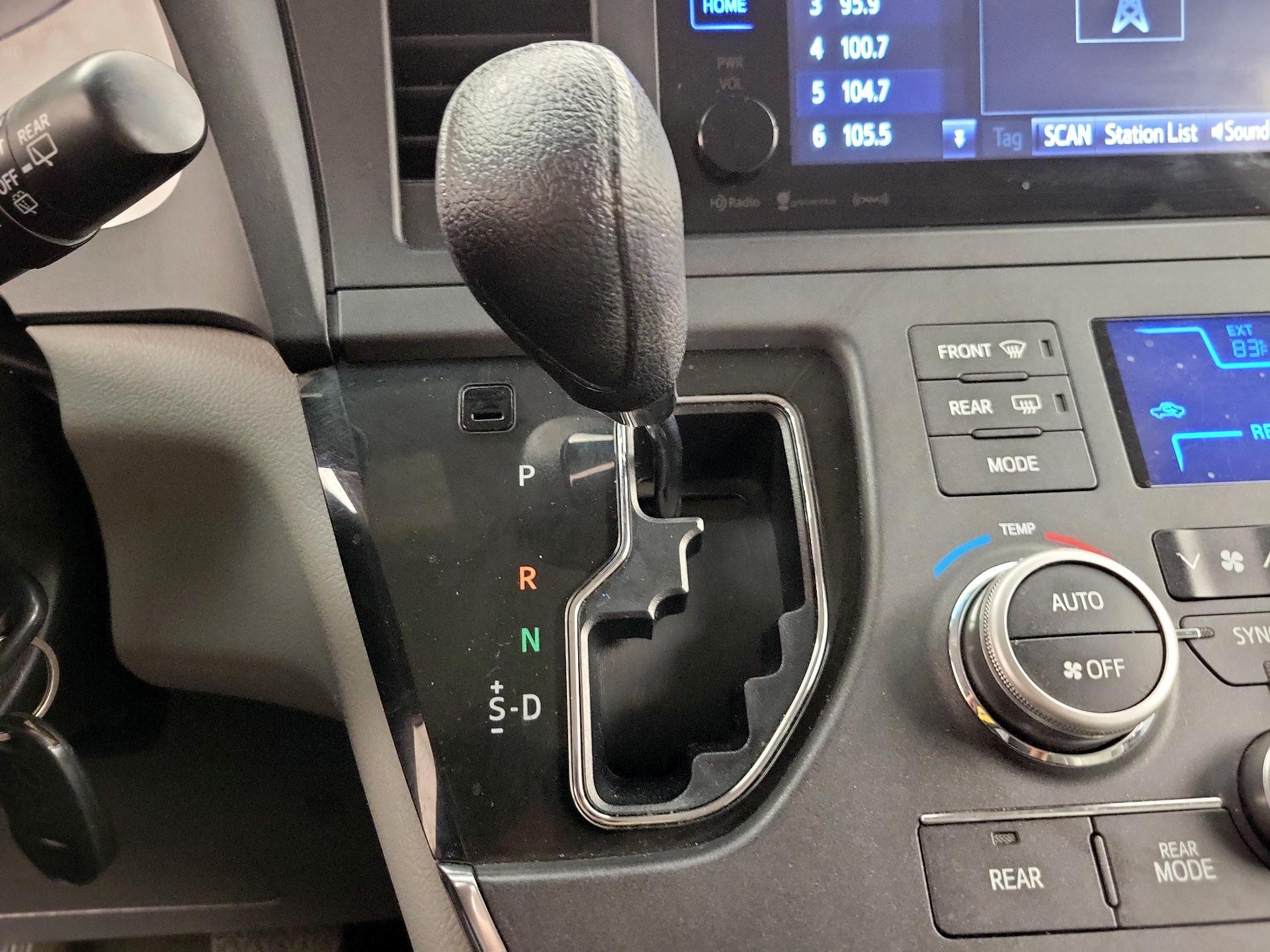 Thumbnail: 2017 Toyota Sienna - 17