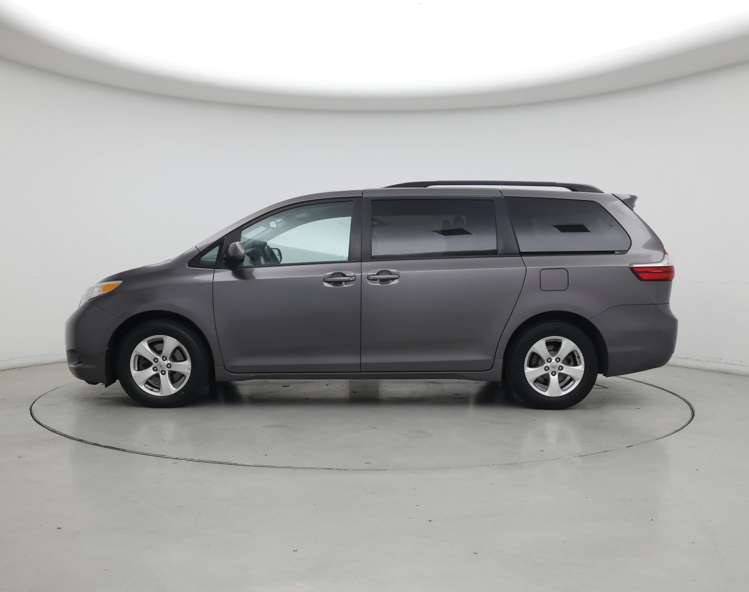 Thumbnail: 2017 Toyota Sienna - 3