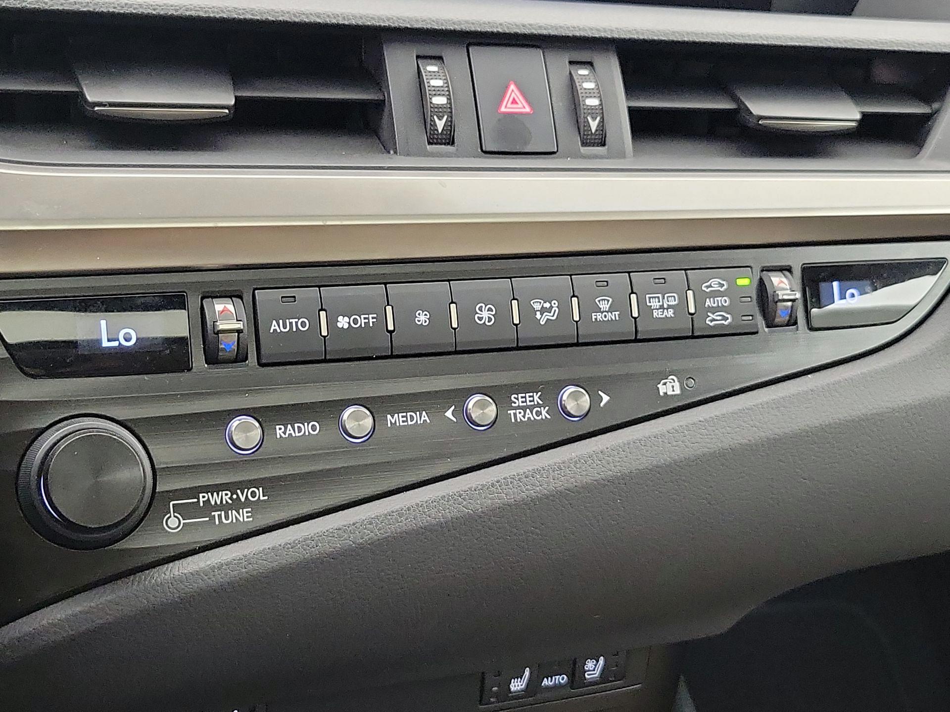 Thumbnail: 2020 Lexus ES - 16