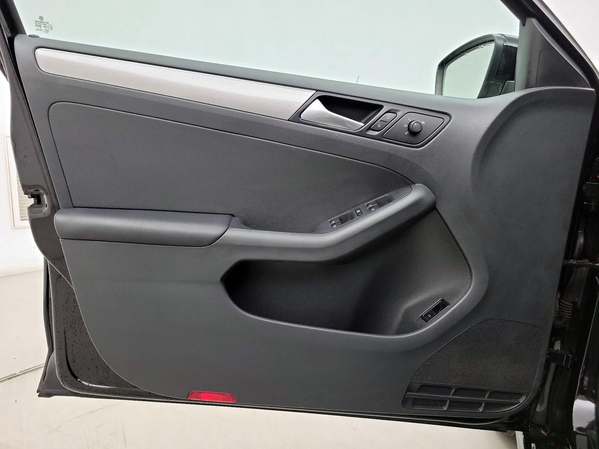 Thumbnail: 2017 Volkswagen Jetta - 12