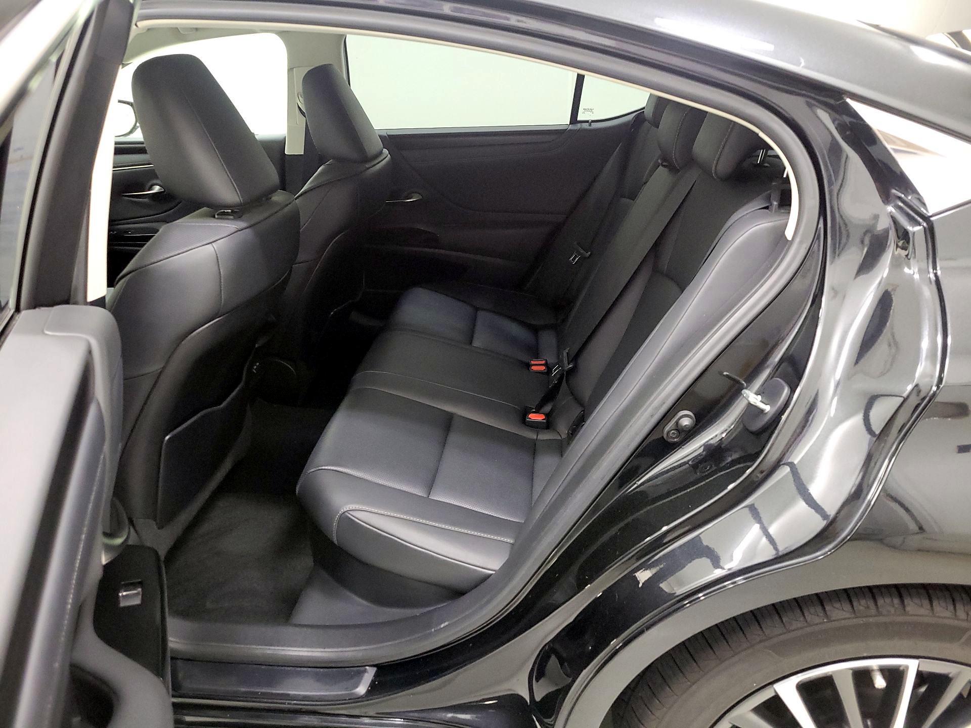 Thumbnail: 2022 Lexus ES - 17