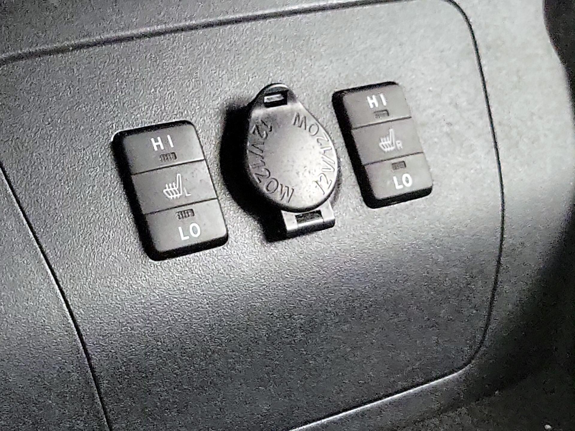 Thumbnail: 2015 Toyota Prius - 18