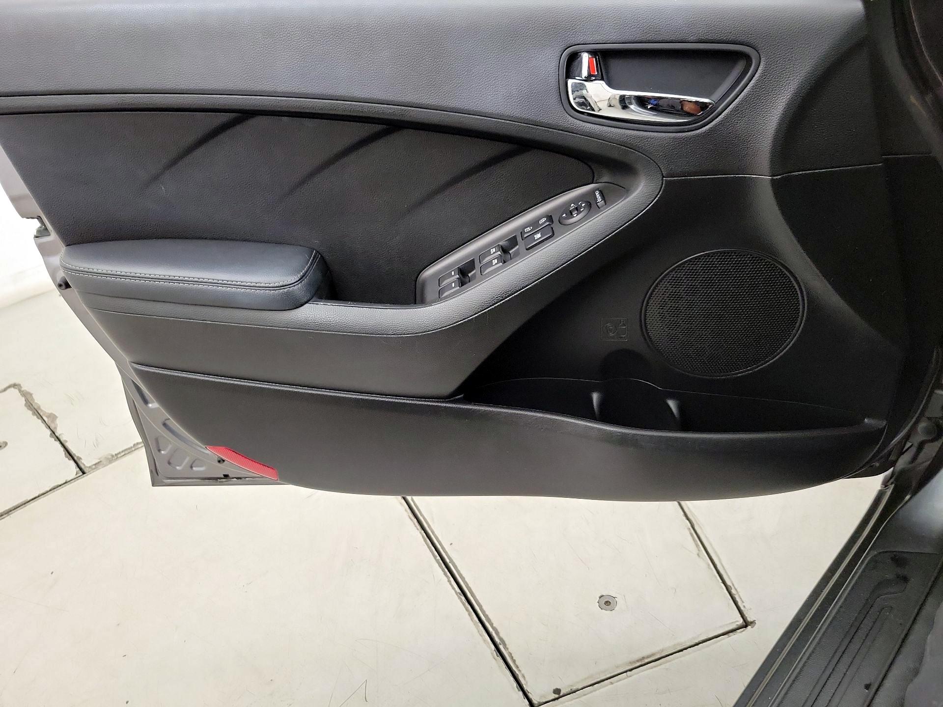 Thumbnail: 2016 Kia Forte - 12