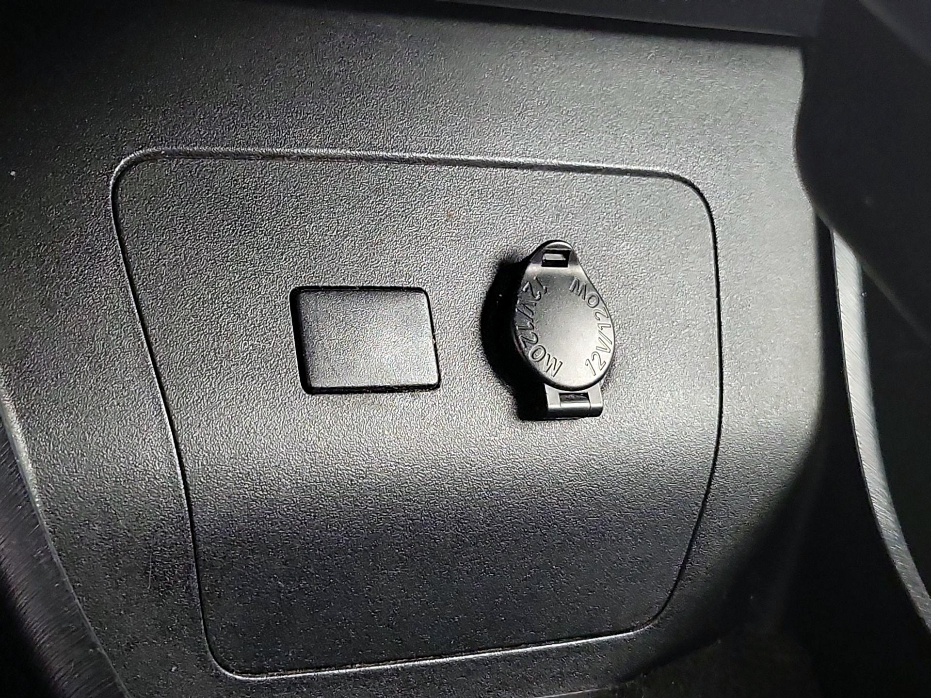 Thumbnail: 2015 Toyota Prius - 18