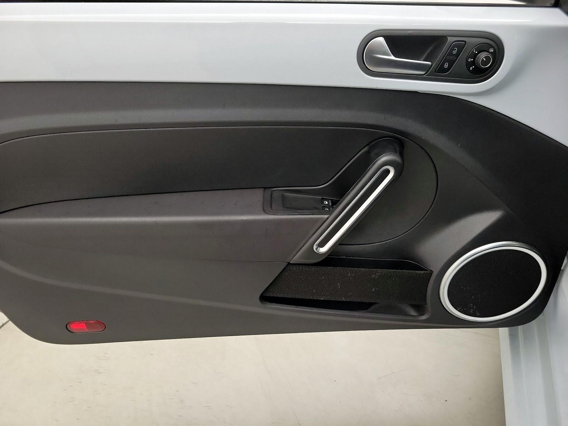 Thumbnail: 2017 Volkswagen Beetle - 12