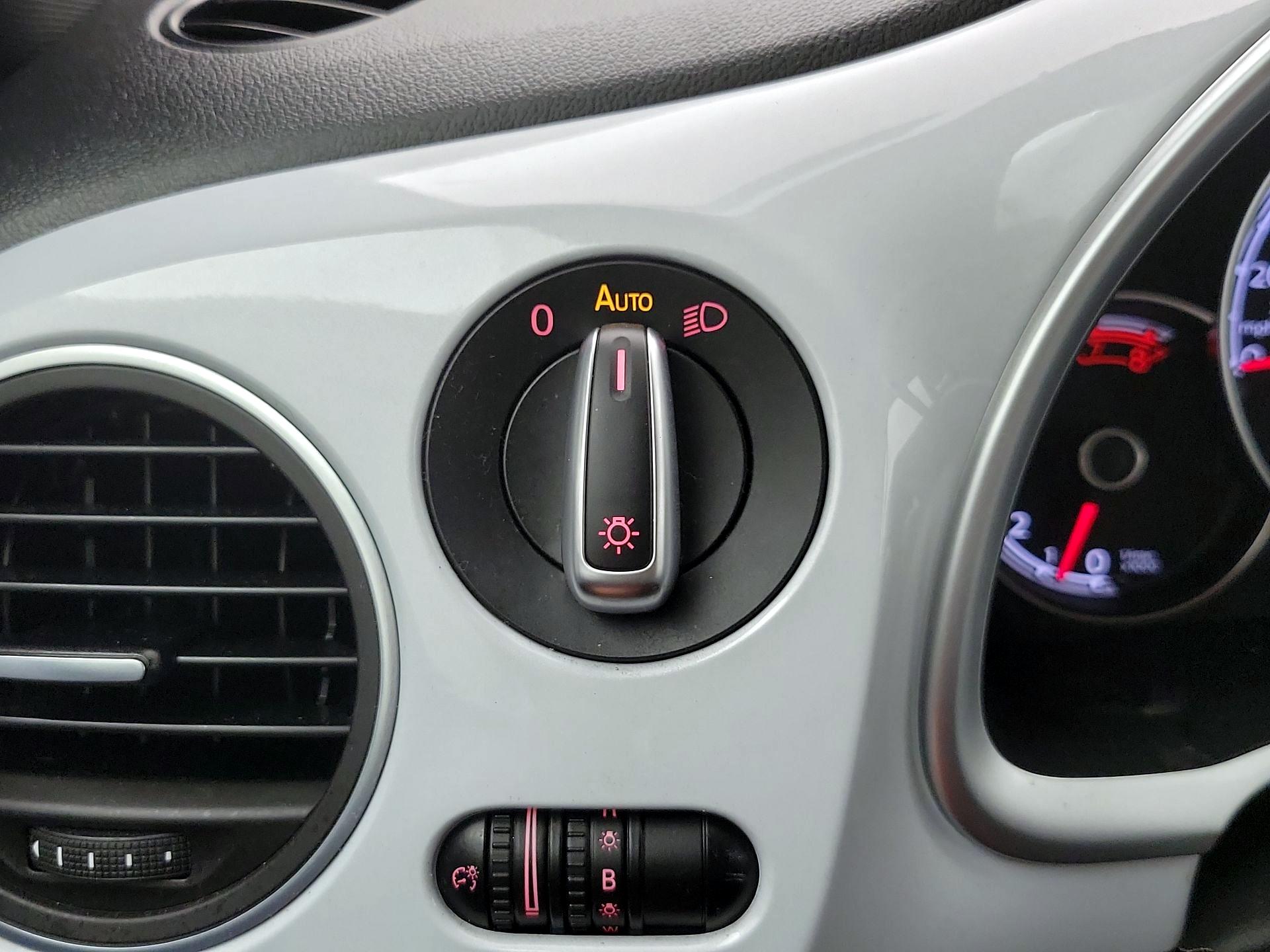 Thumbnail: 2017 Volkswagen Beetle - 13