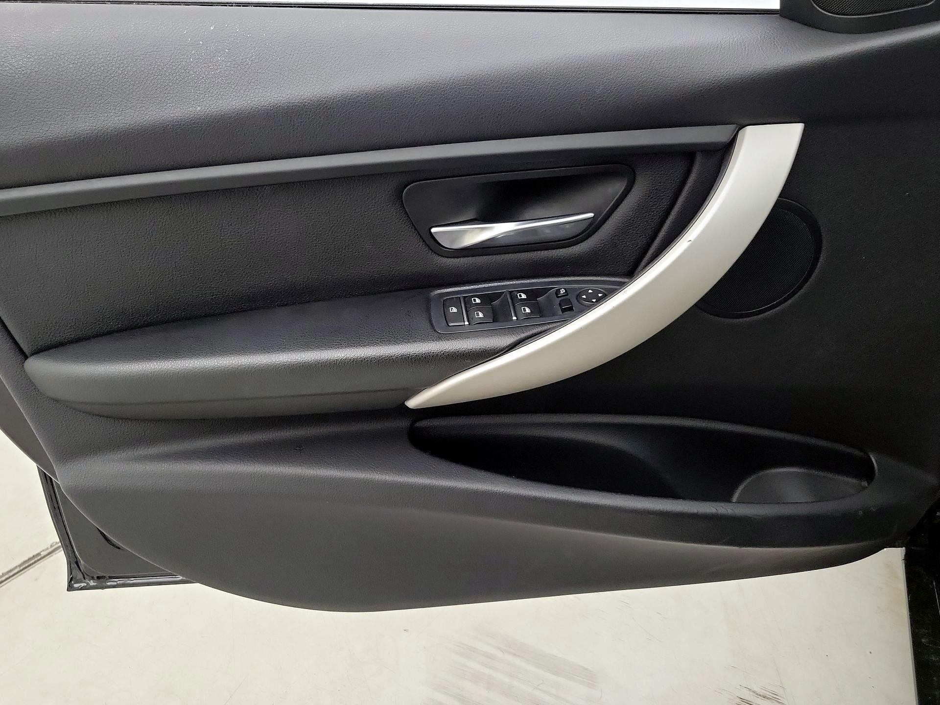 Thumbnail: 2016 BMW 3 Series - 12