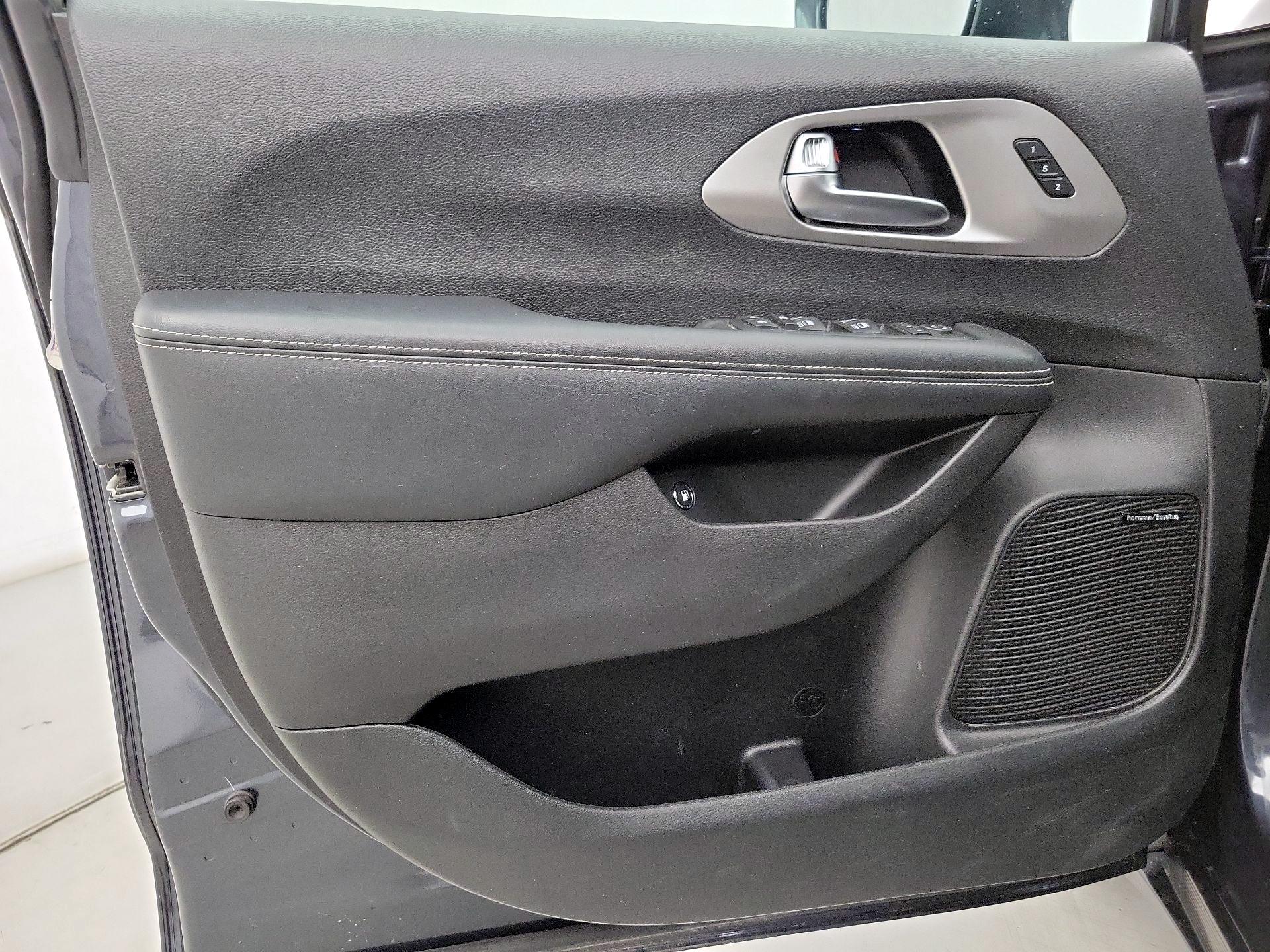 Thumbnail: 2021 Chrysler Pacifica - 12