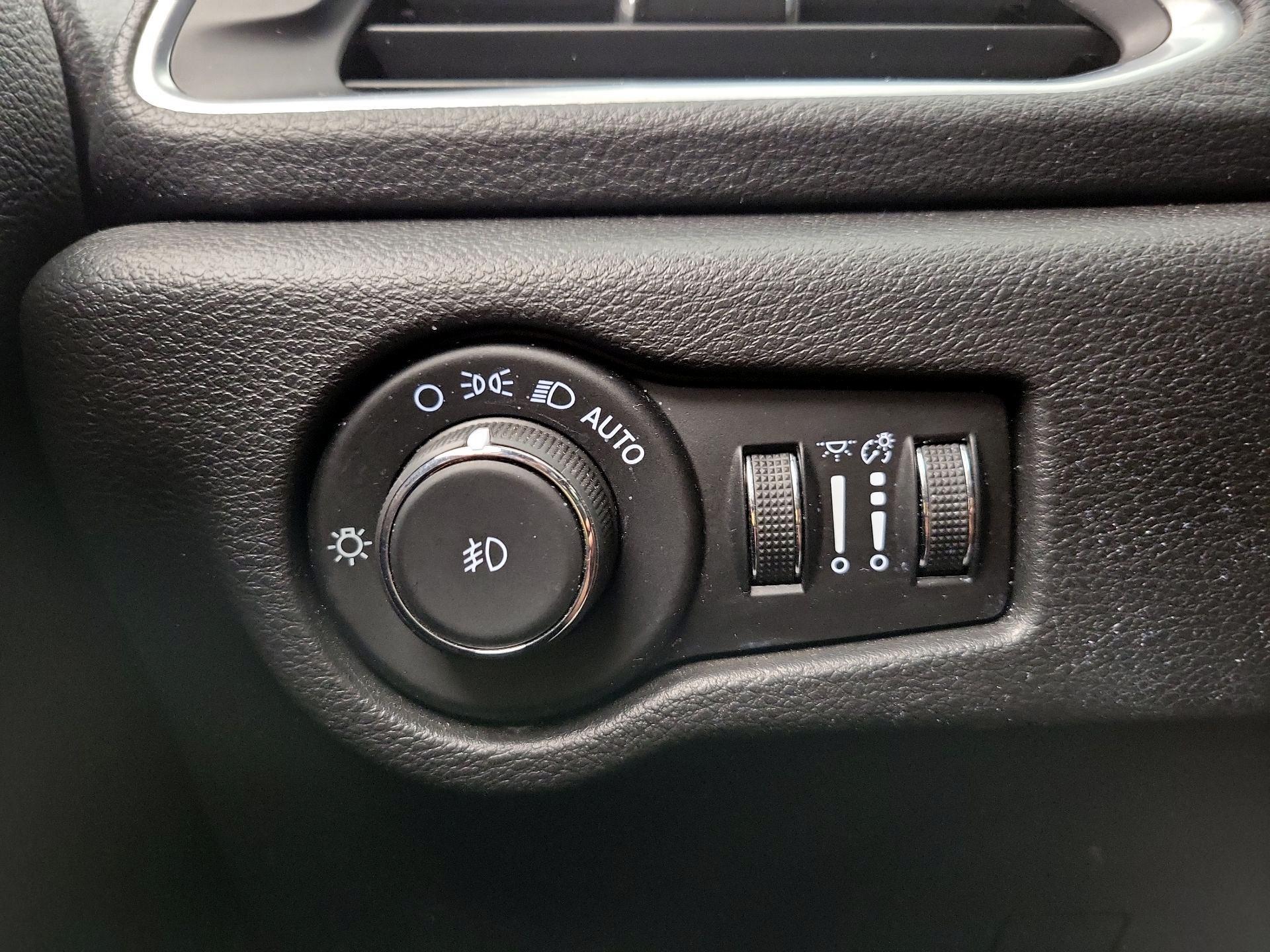 Thumbnail: 2021 Chrysler Pacifica - 13