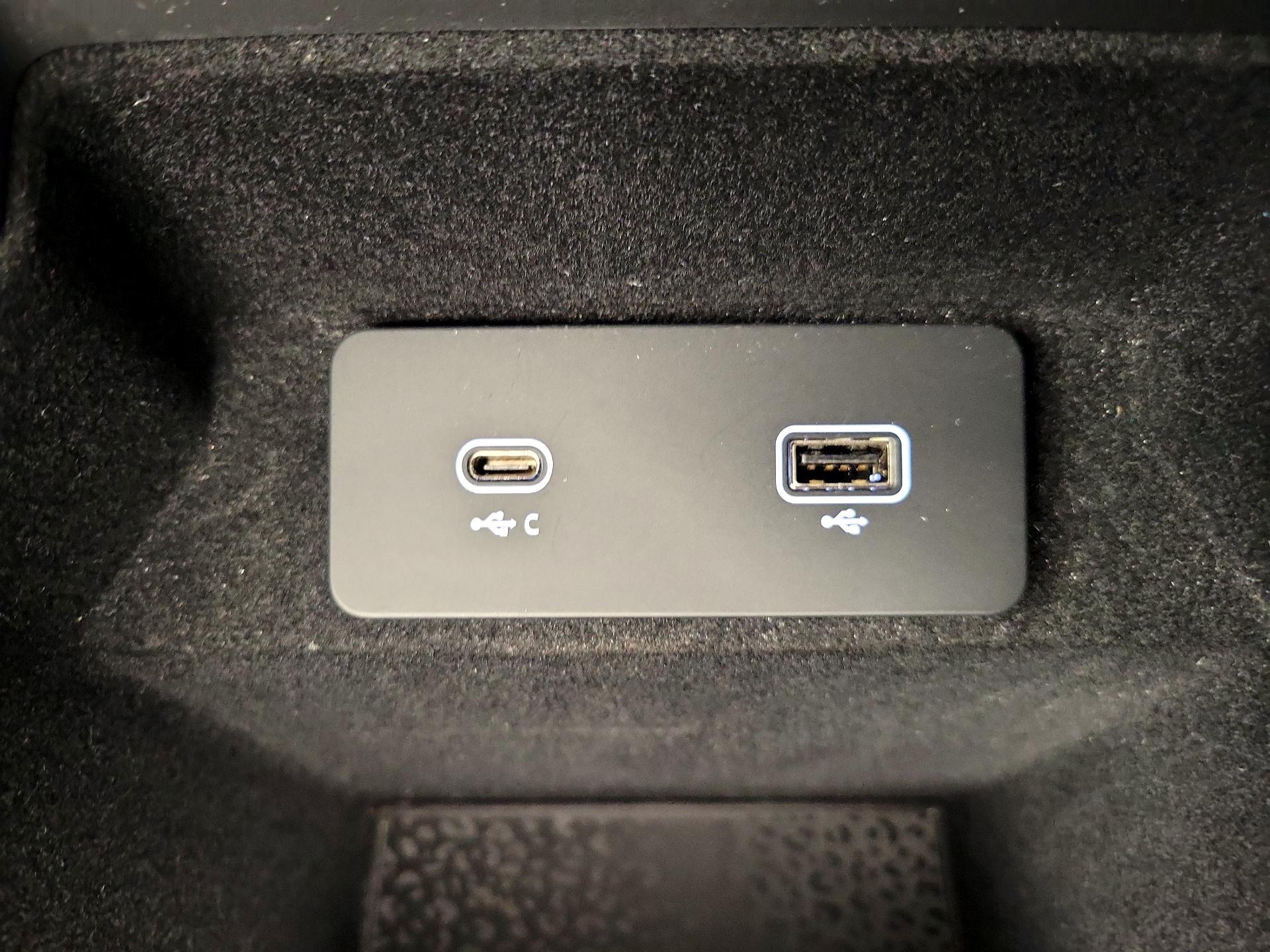 Thumbnail: 2022 Jaguar E-Pace - 19