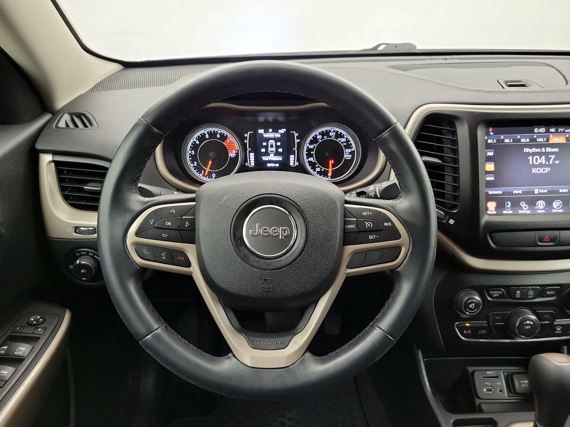 Thumbnail: 2017 Jeep Cherokee - 10
