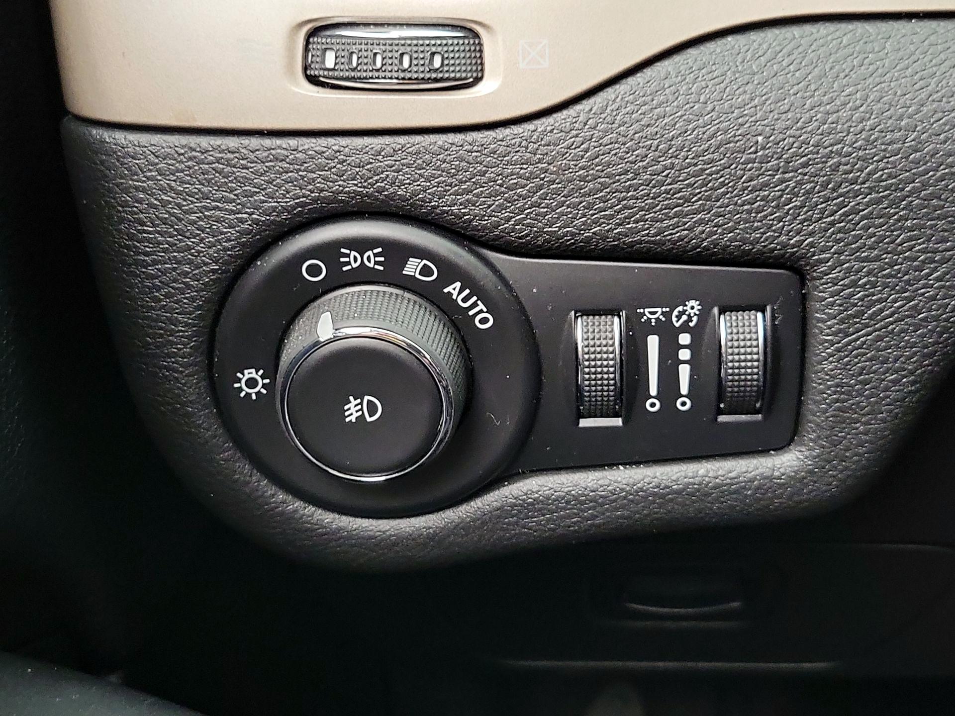 Thumbnail: 2017 Jeep Cherokee - 13