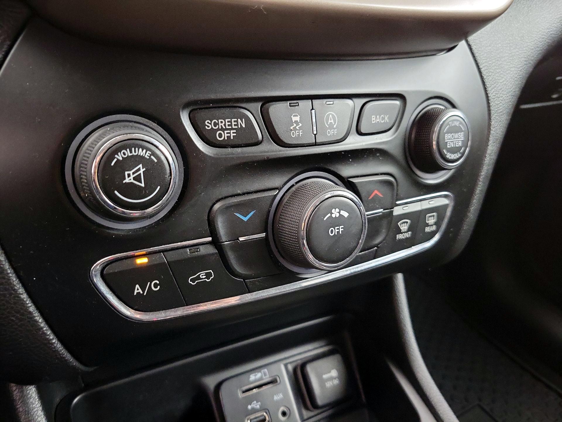 Thumbnail: 2017 Jeep Cherokee - 16