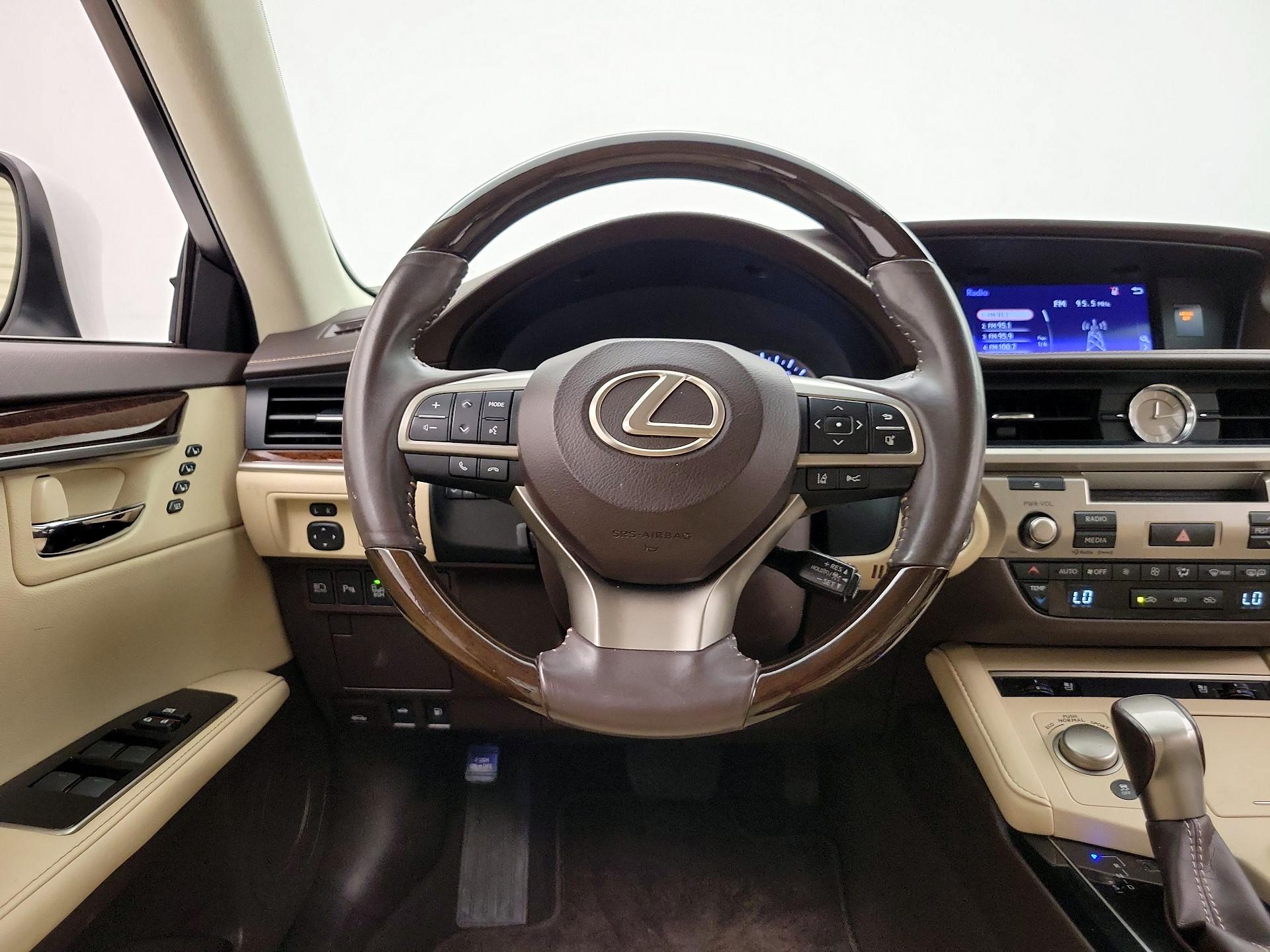 Thumbnail: 2017 Lexus ES - 10