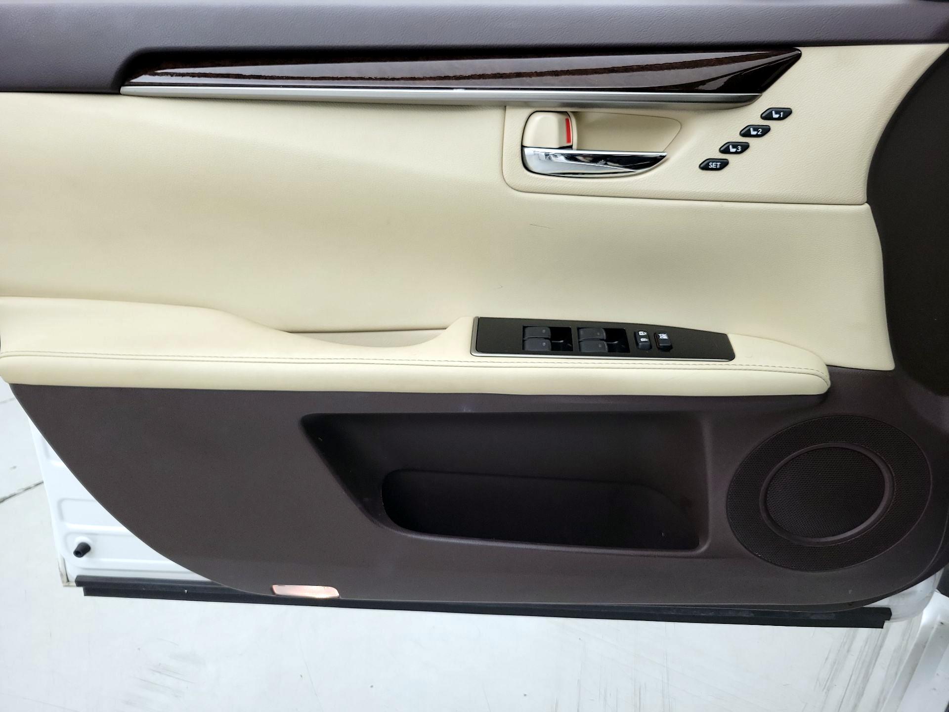 Thumbnail: 2017 Lexus ES - 12