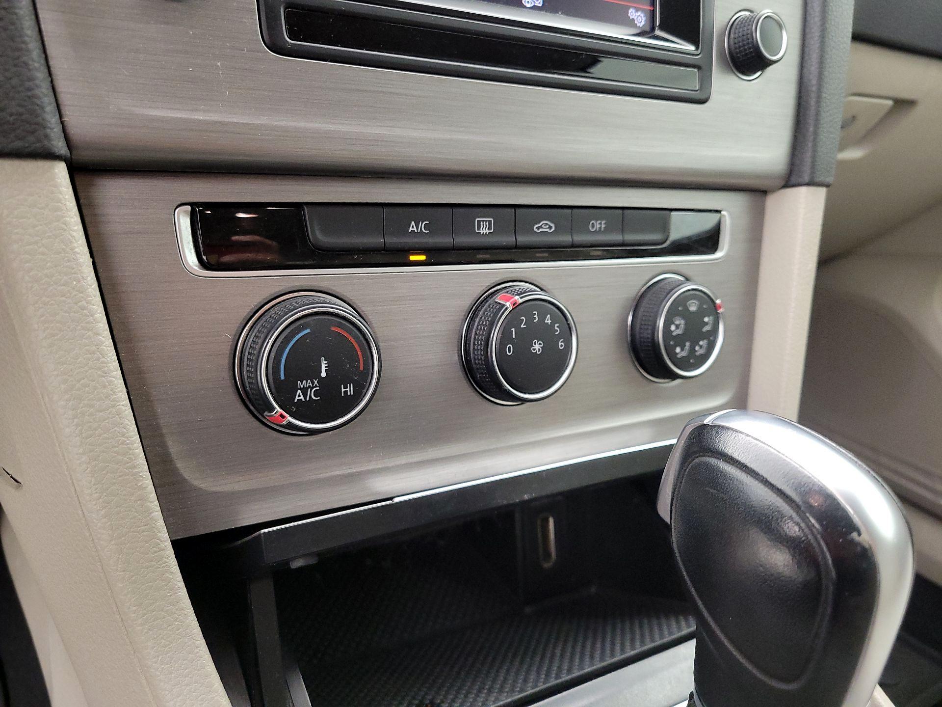 Thumbnail: 2015 Volkswagen Golf - 15