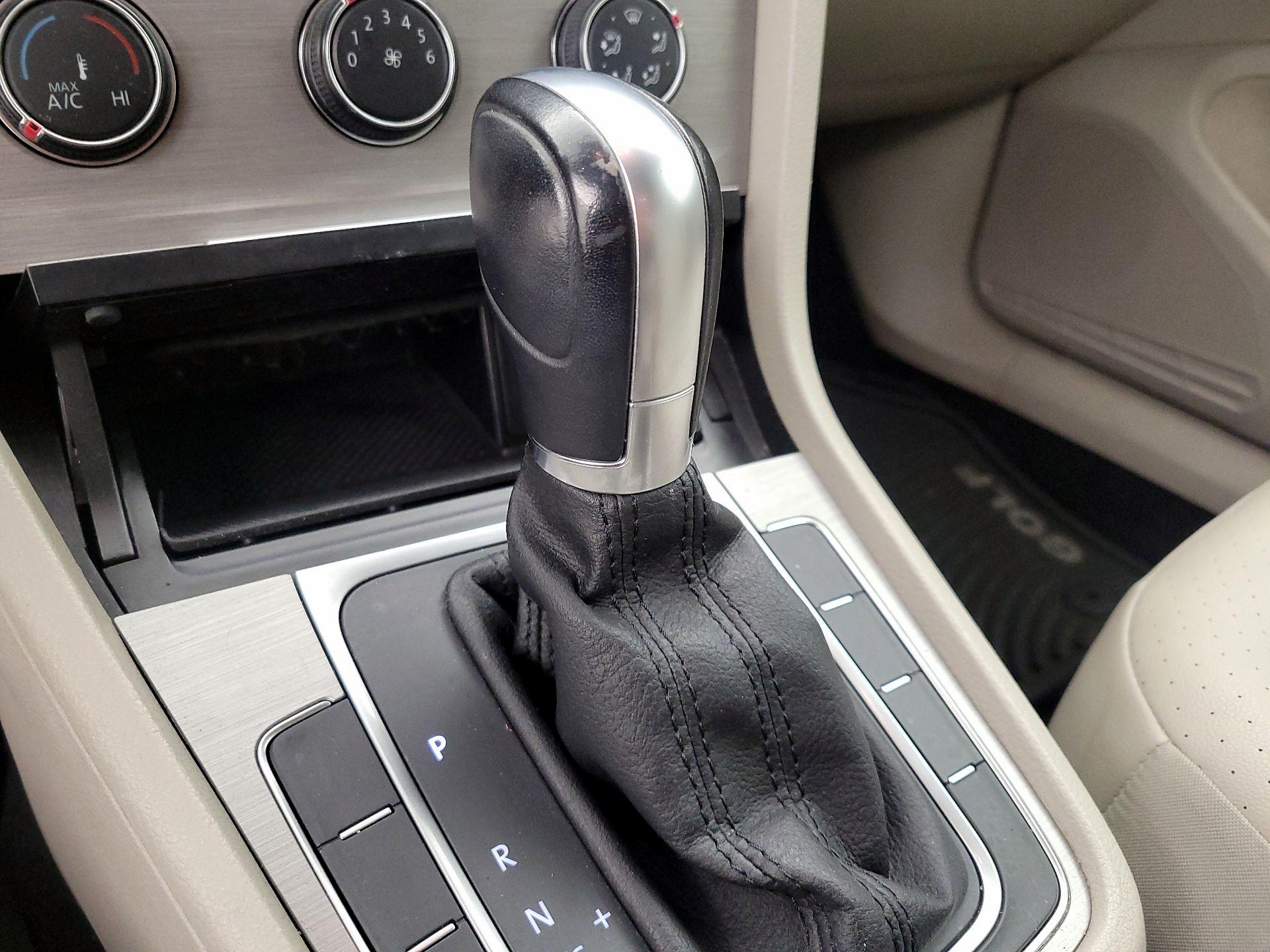 Thumbnail: 2015 Volkswagen Golf - 16