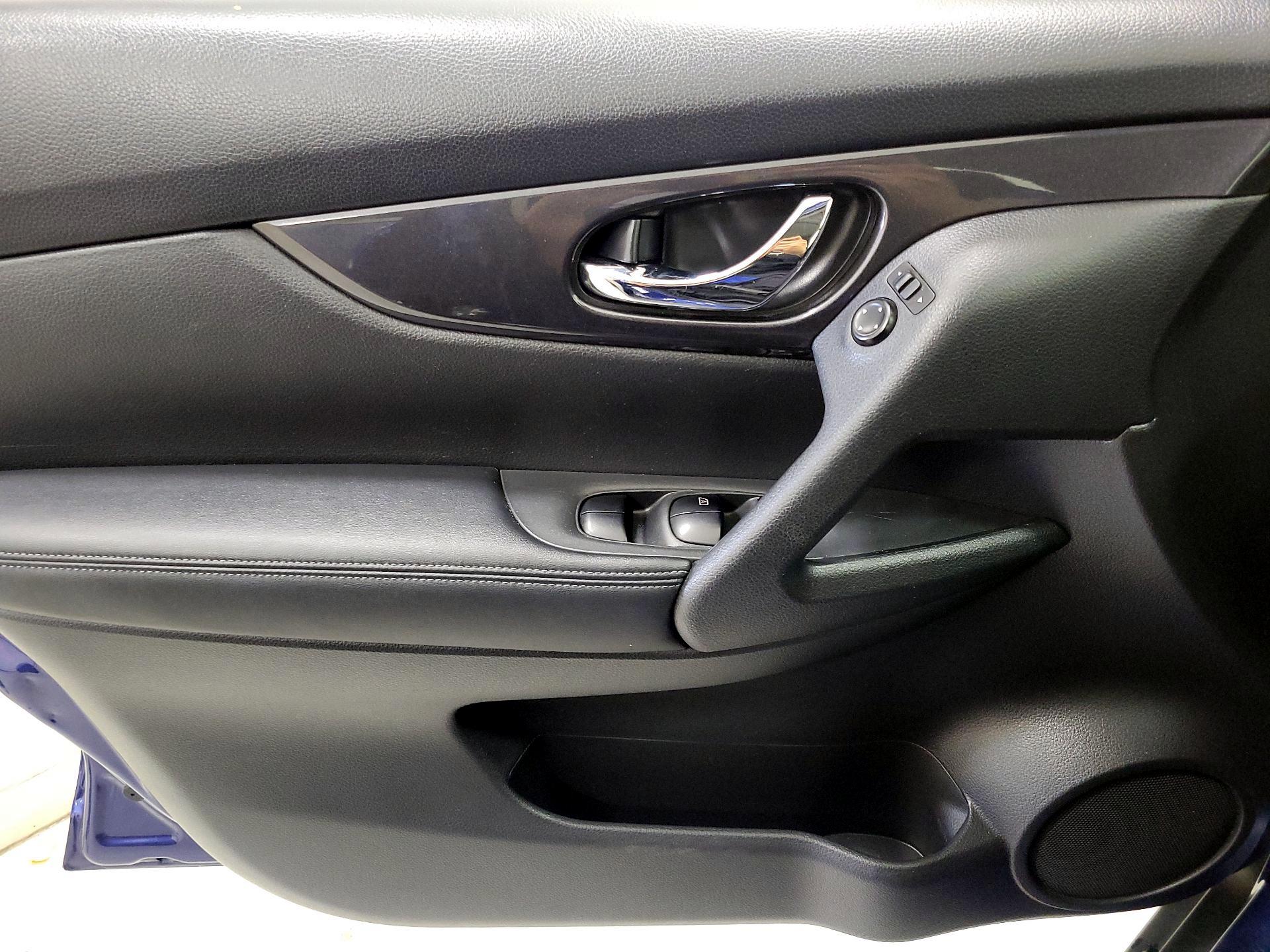 Thumbnail: 2017 Nissan Rogue - 12