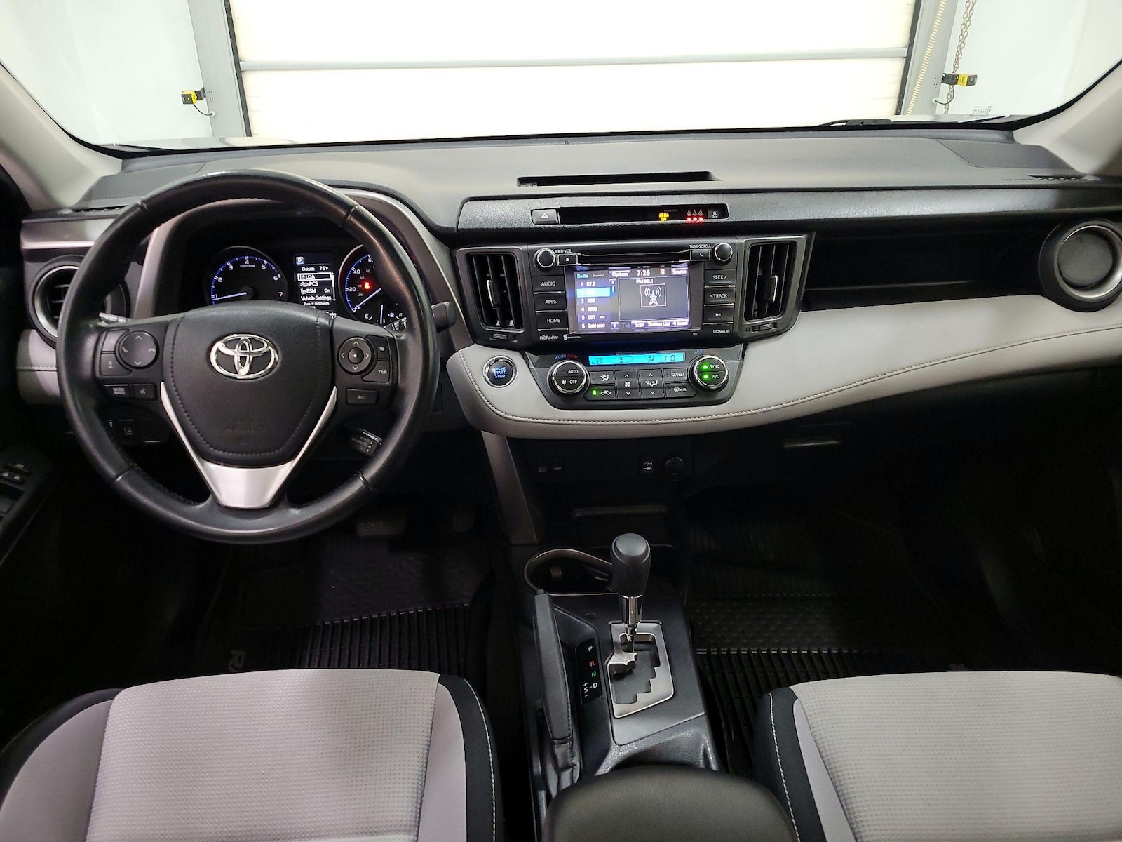 2018 Toyota RAV4 XLE - Photo 10