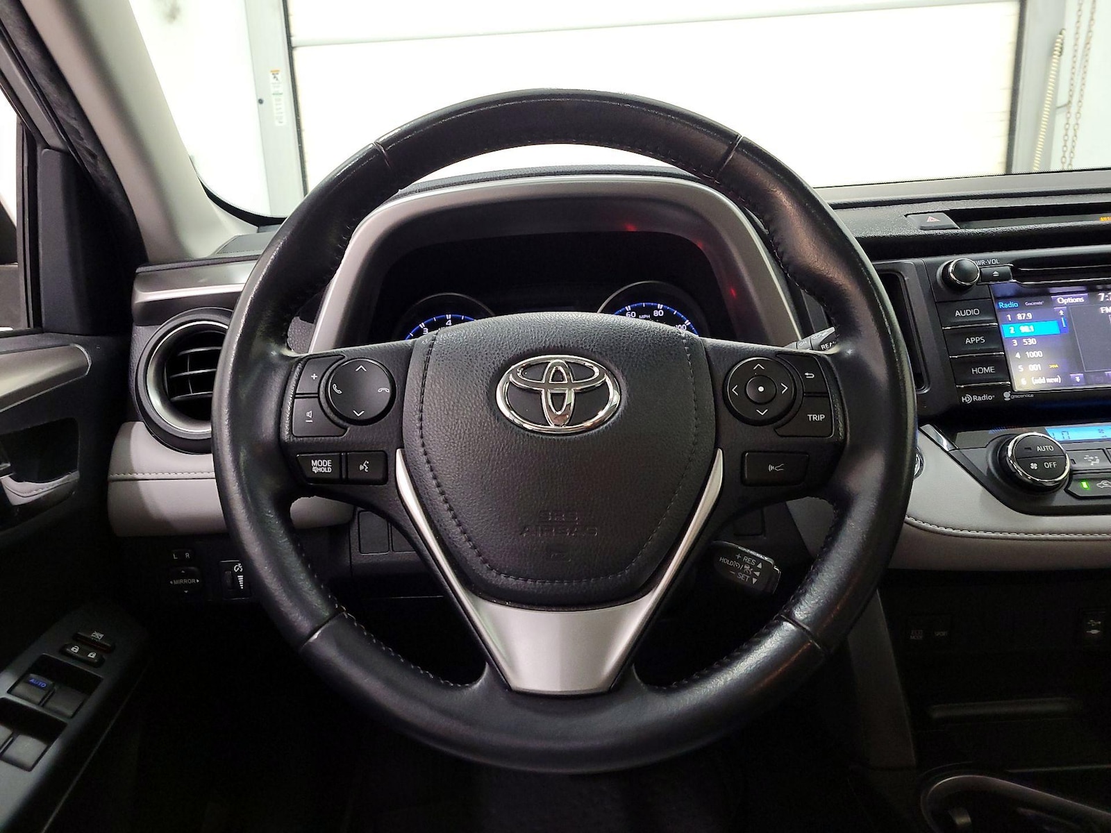 2018 Toyota RAV4 XLE - Photo 11