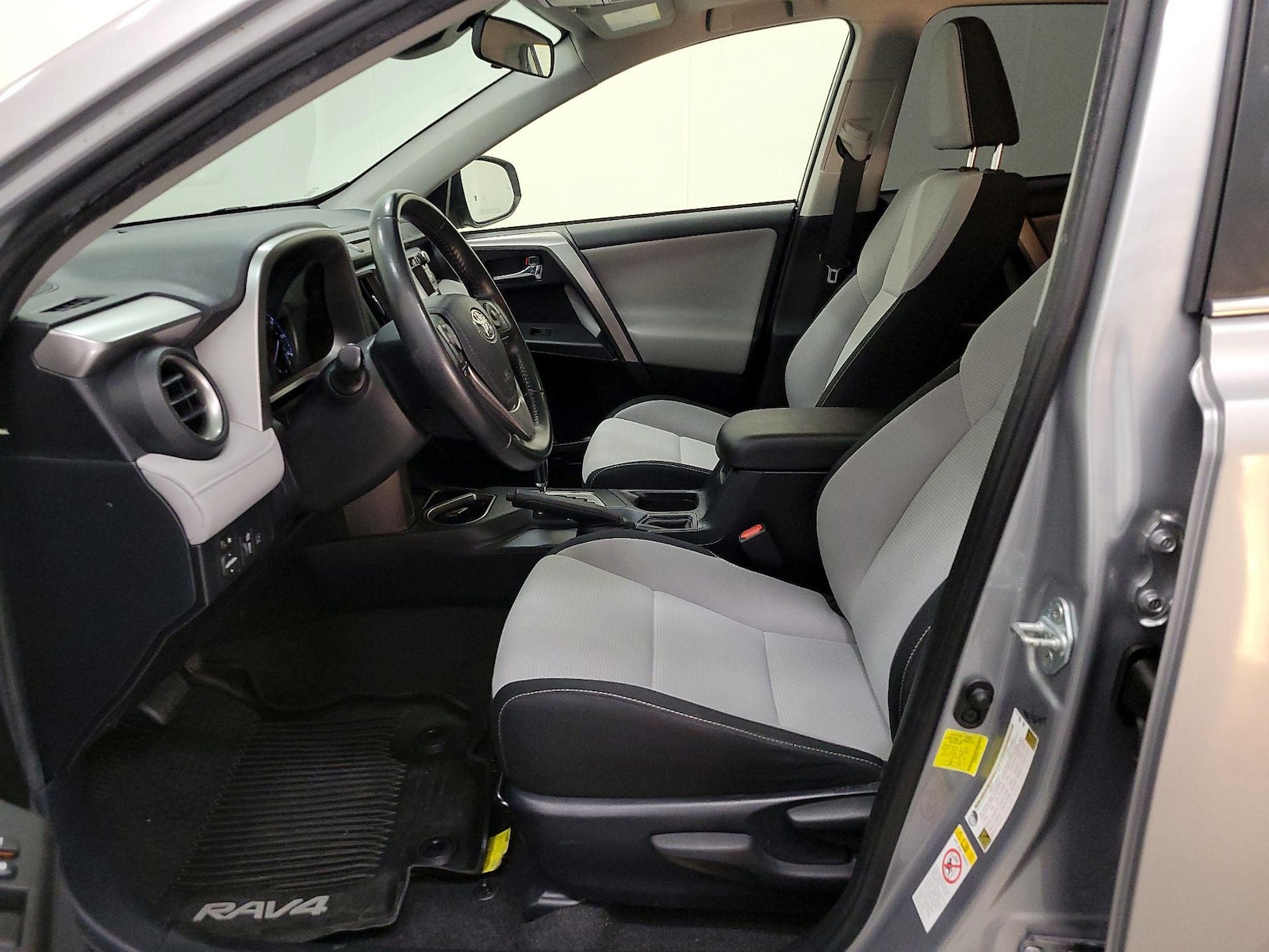 2018 Toyota RAV4 XLE - Photo 12