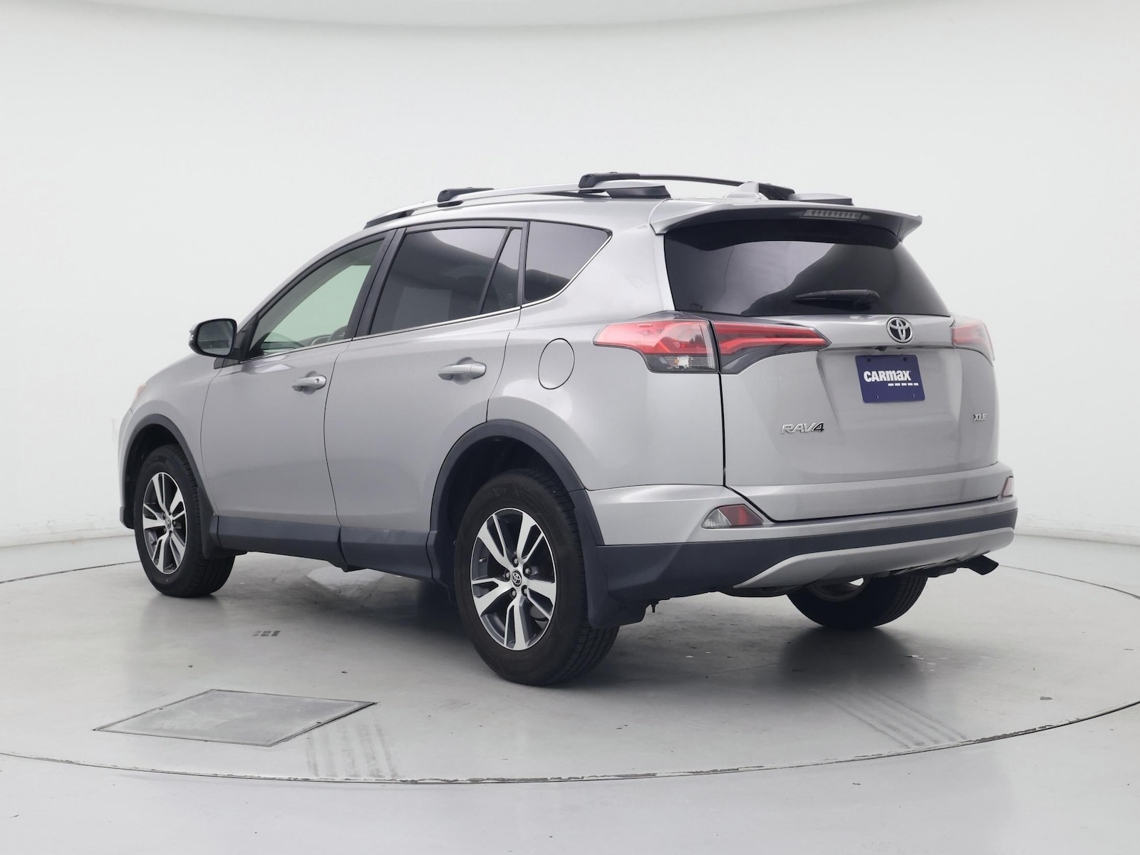 2018 Toyota RAV4 XLE - Photo 3