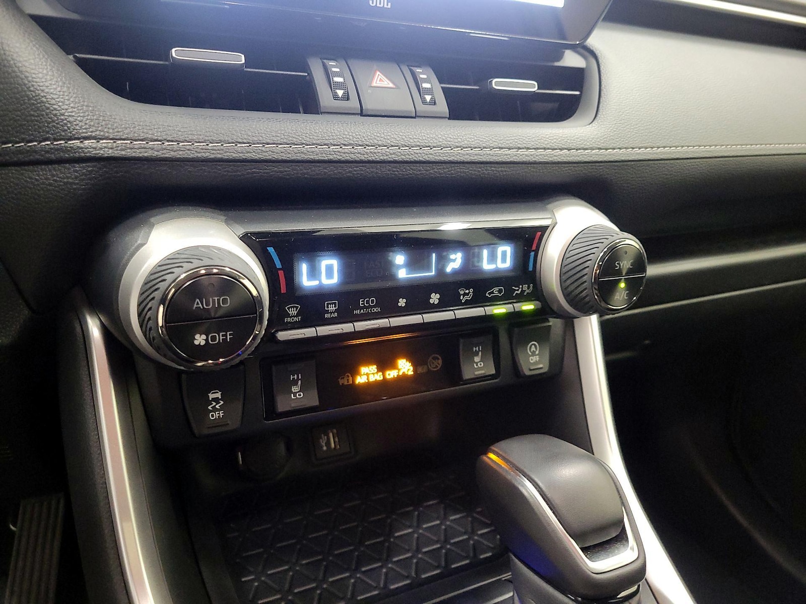 2025 Toyota RAV4 XLE Premium - Photo 17