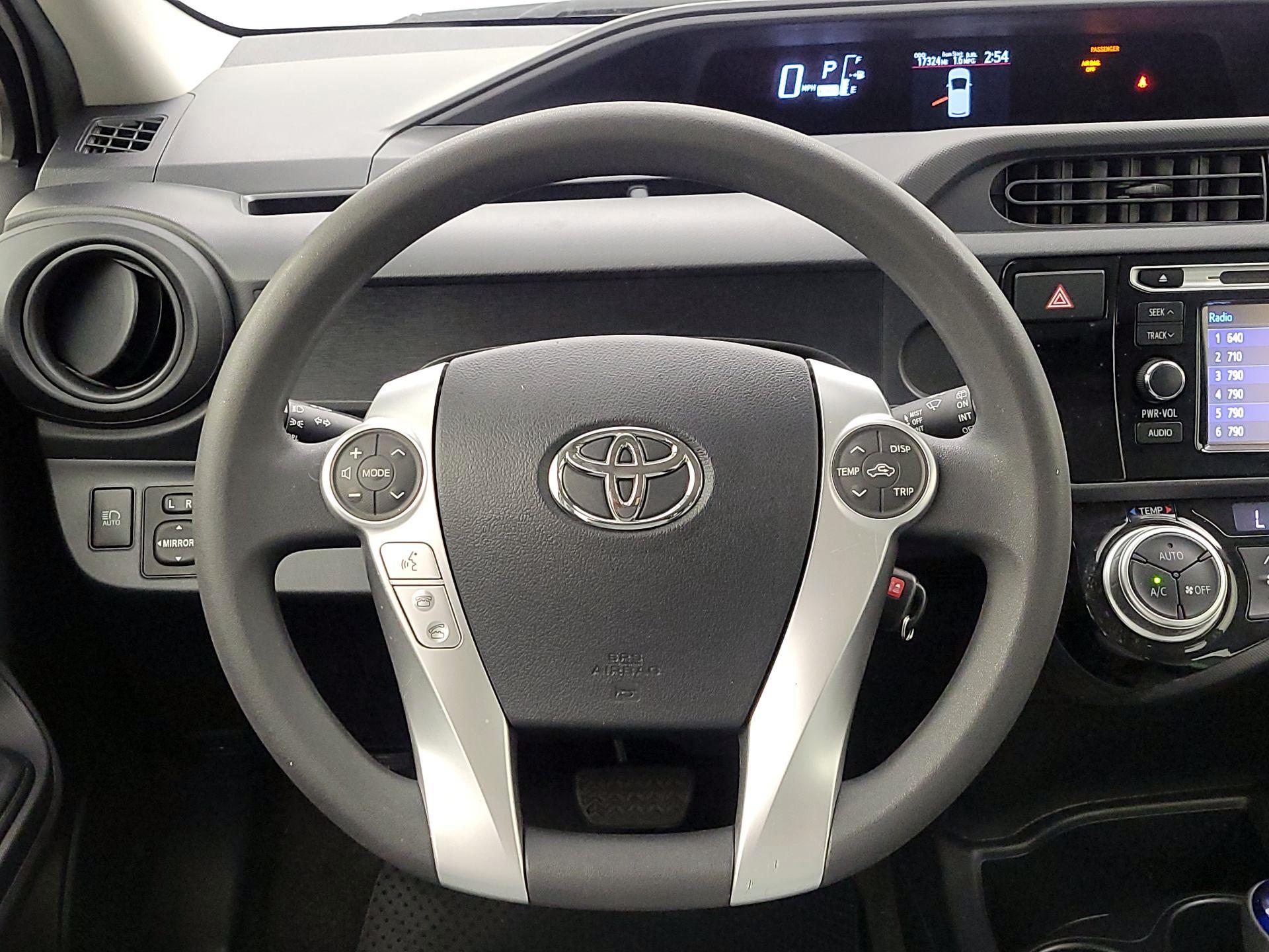 Thumbnail: 2017 Toyota Prius c - 10