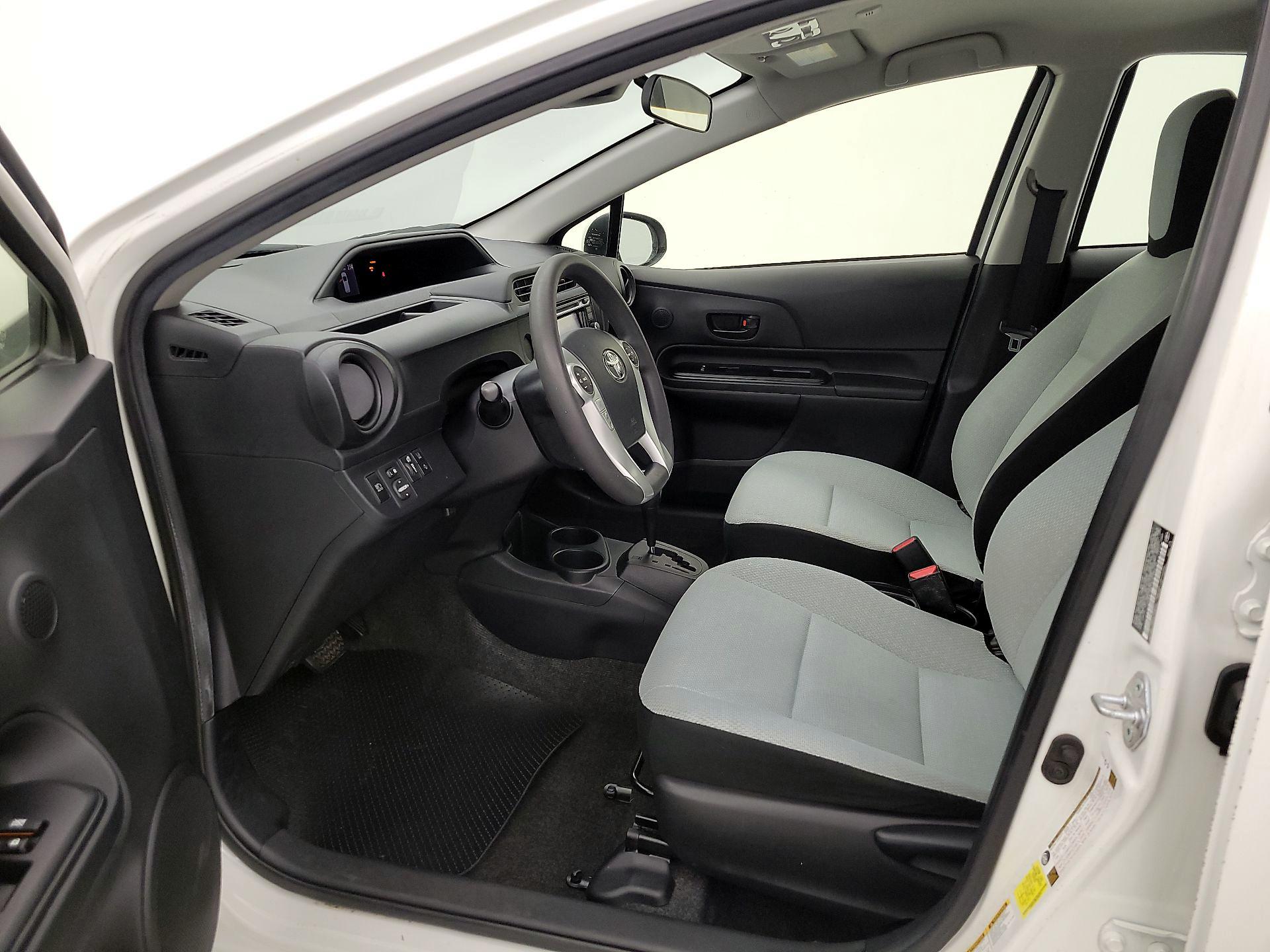 Thumbnail: 2017 Toyota Prius c - 11