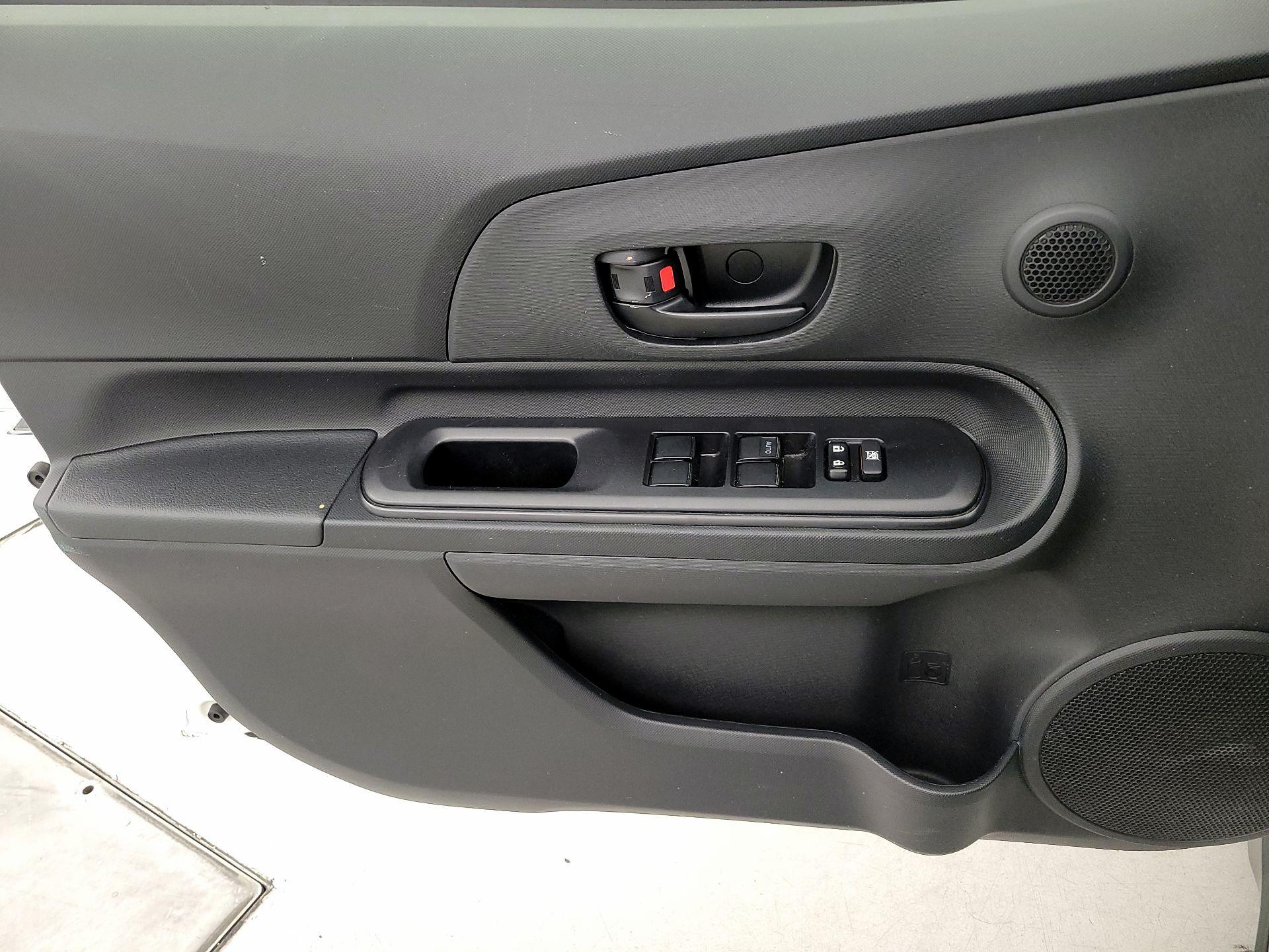 Thumbnail: 2017 Toyota Prius c - 12