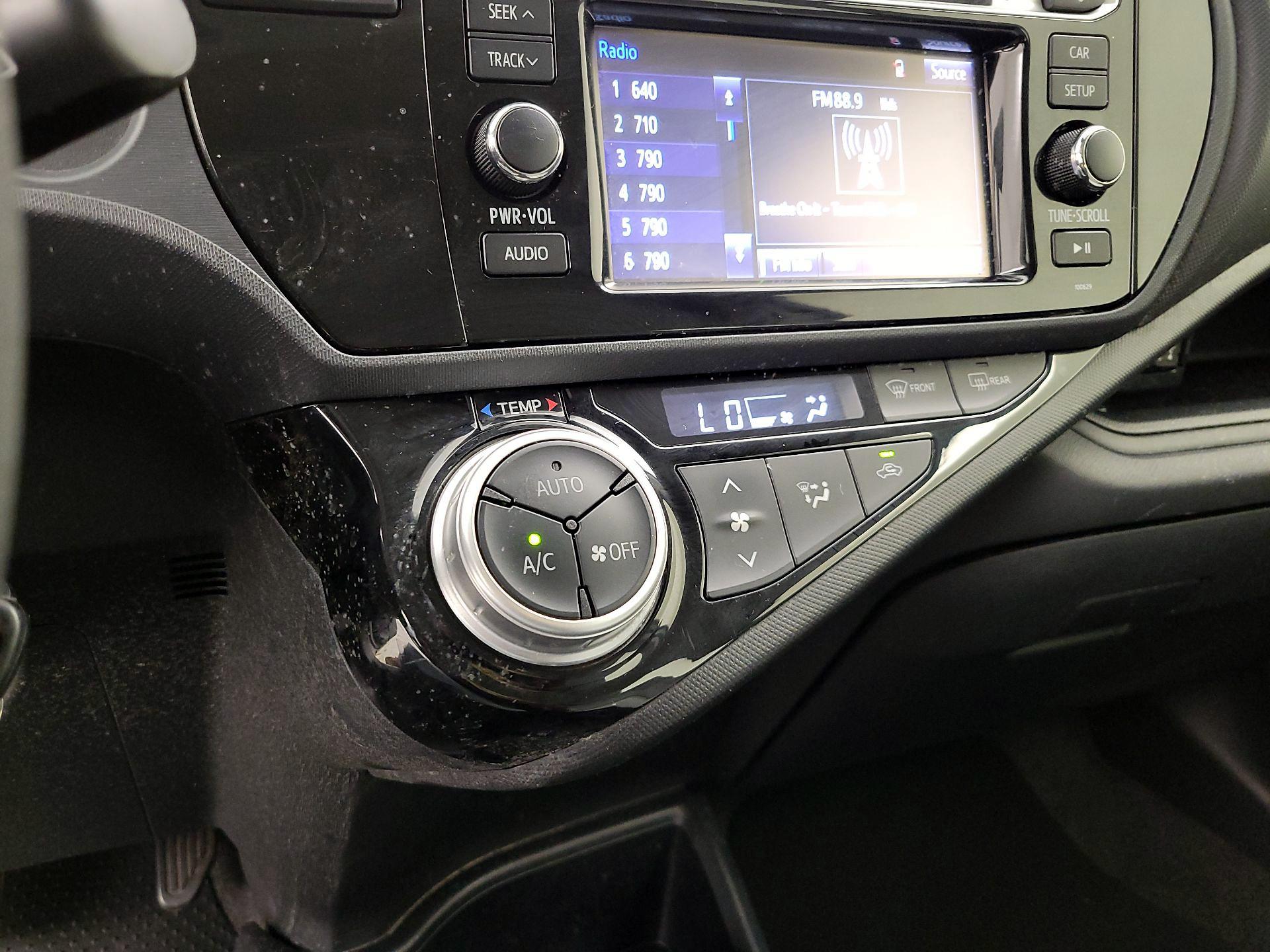 Thumbnail: 2017 Toyota Prius c - 16