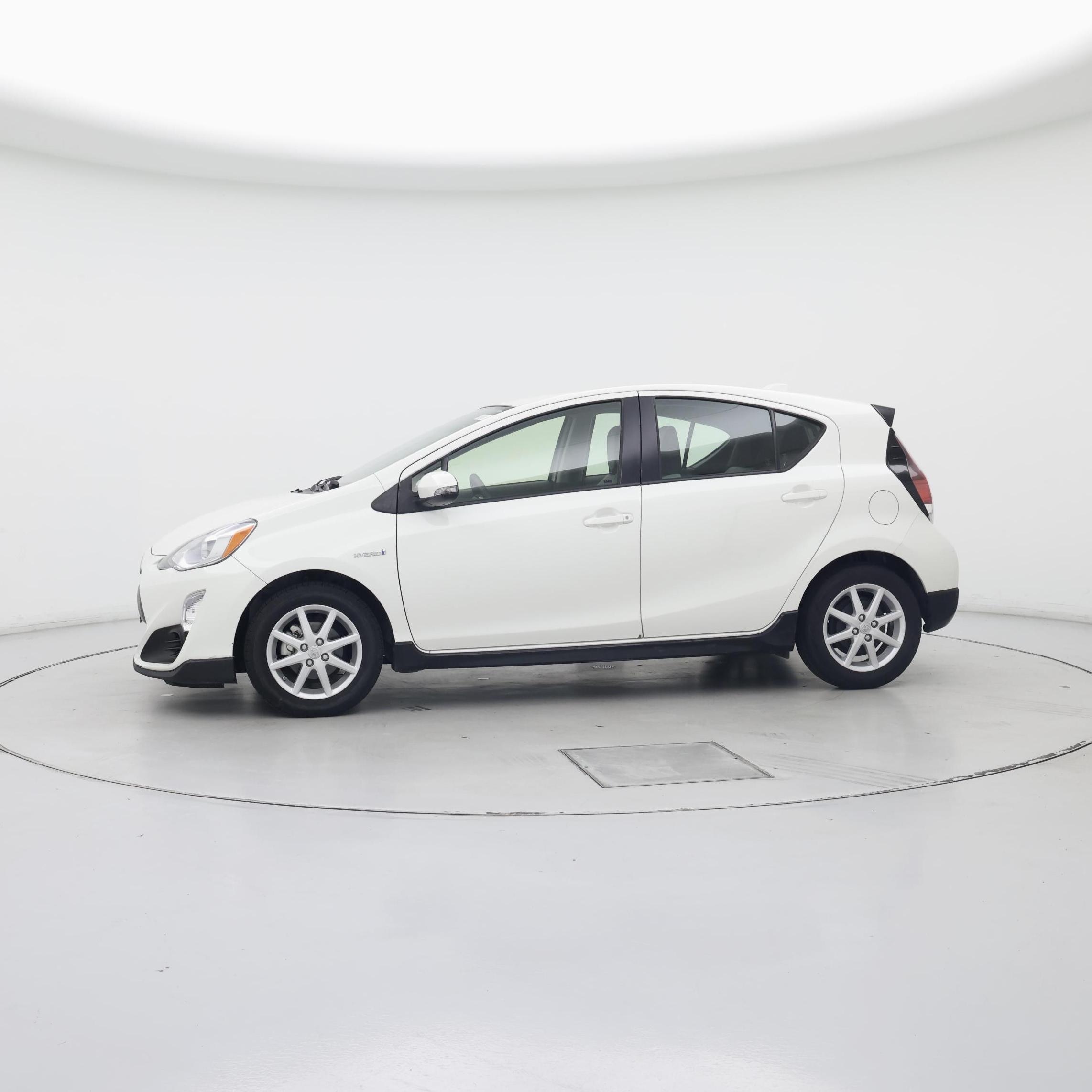 Thumbnail: 2017 Toyota Prius c - 3