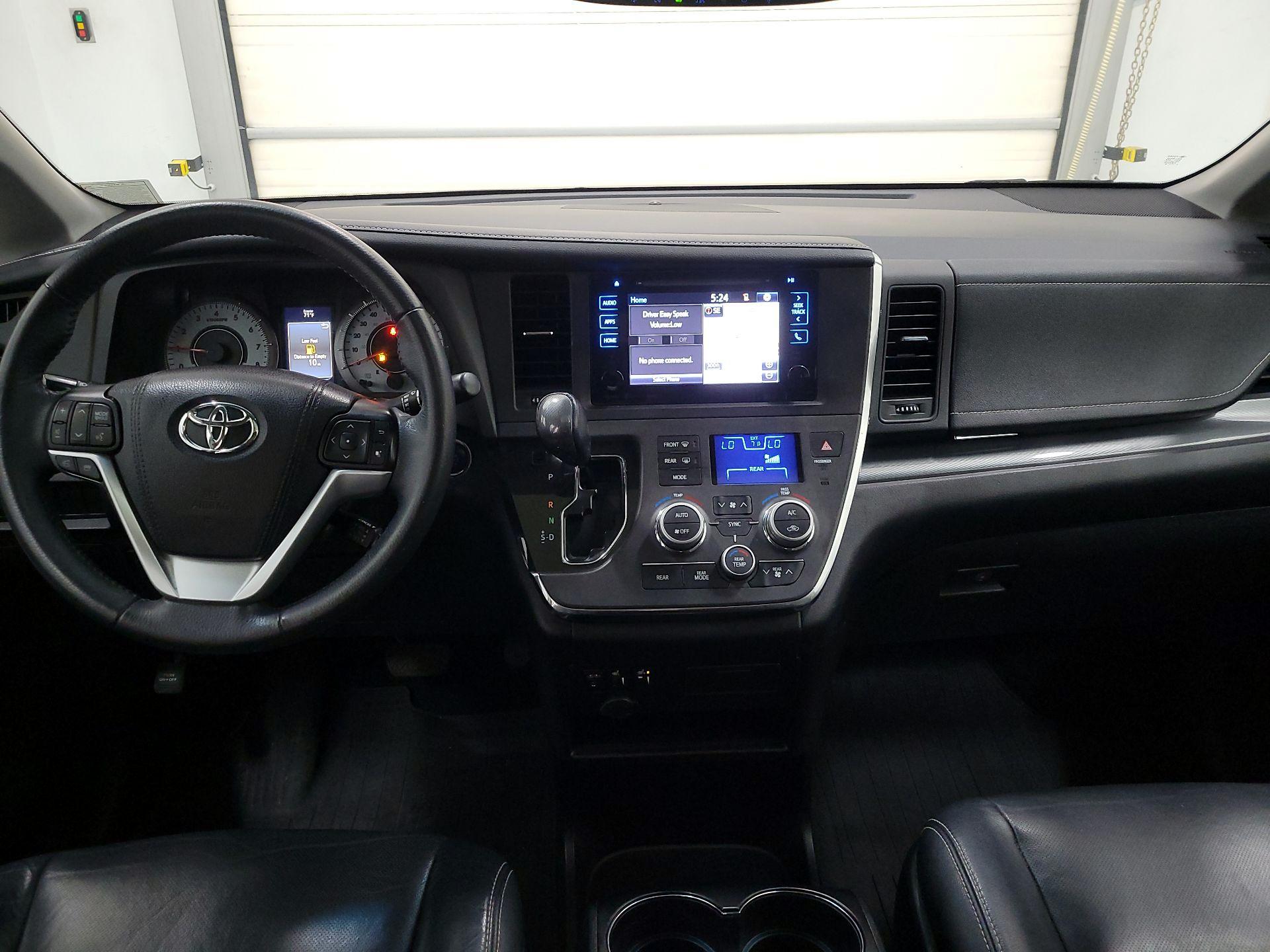 Thumbnail: 2017 Toyota Sienna - 9