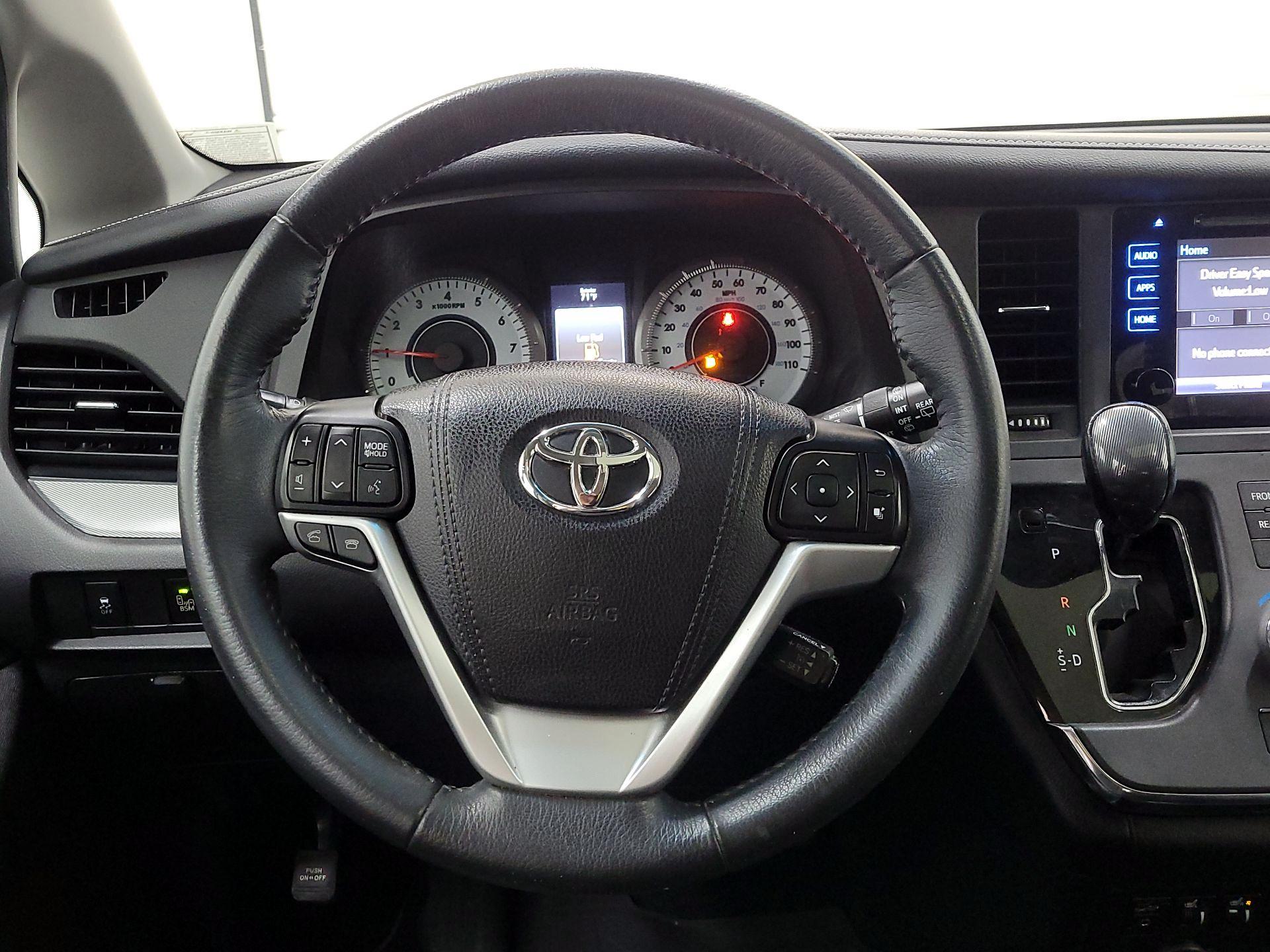 Thumbnail: 2017 Toyota Sienna - 10