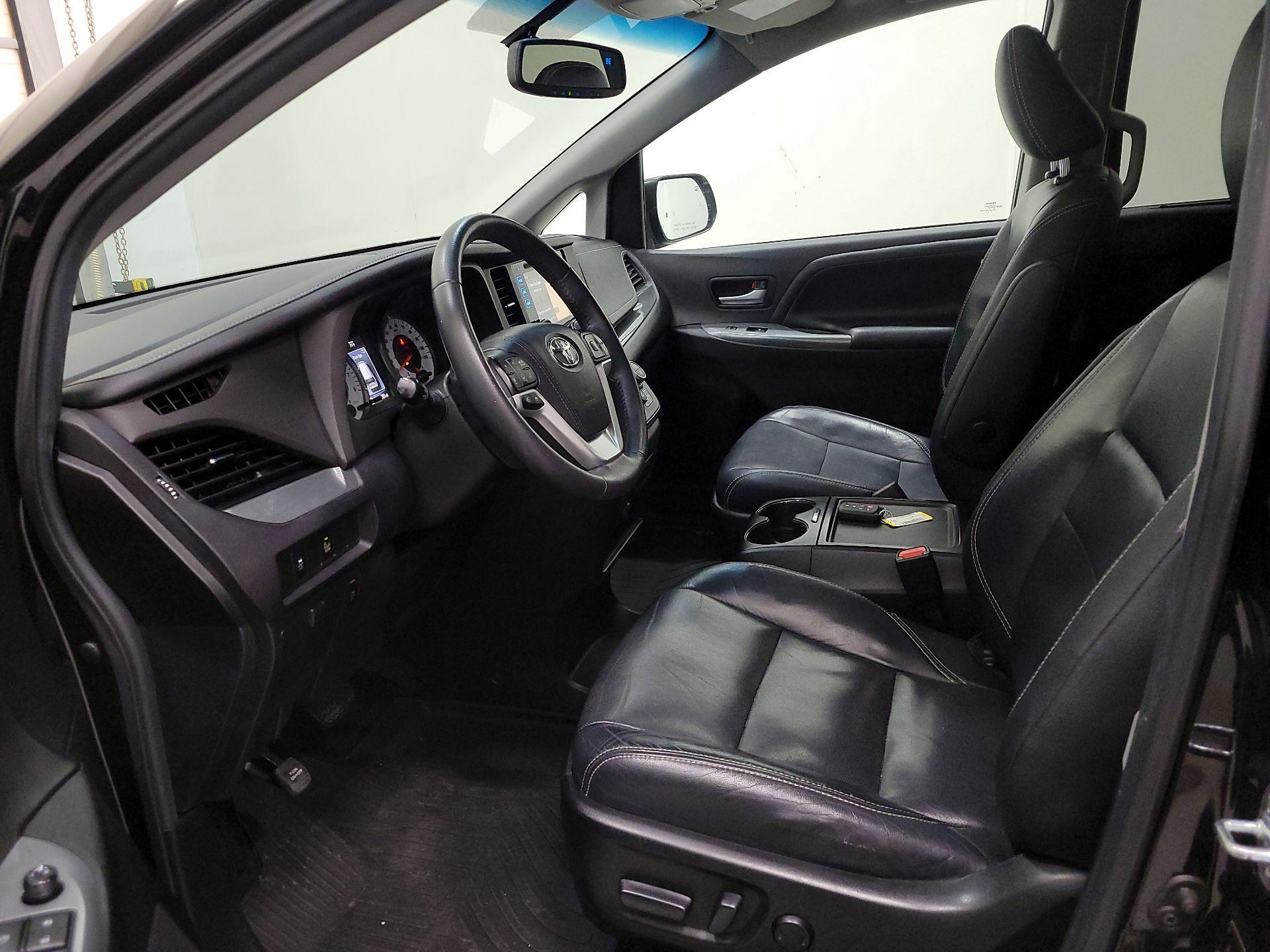 Thumbnail: 2017 Toyota Sienna - 11