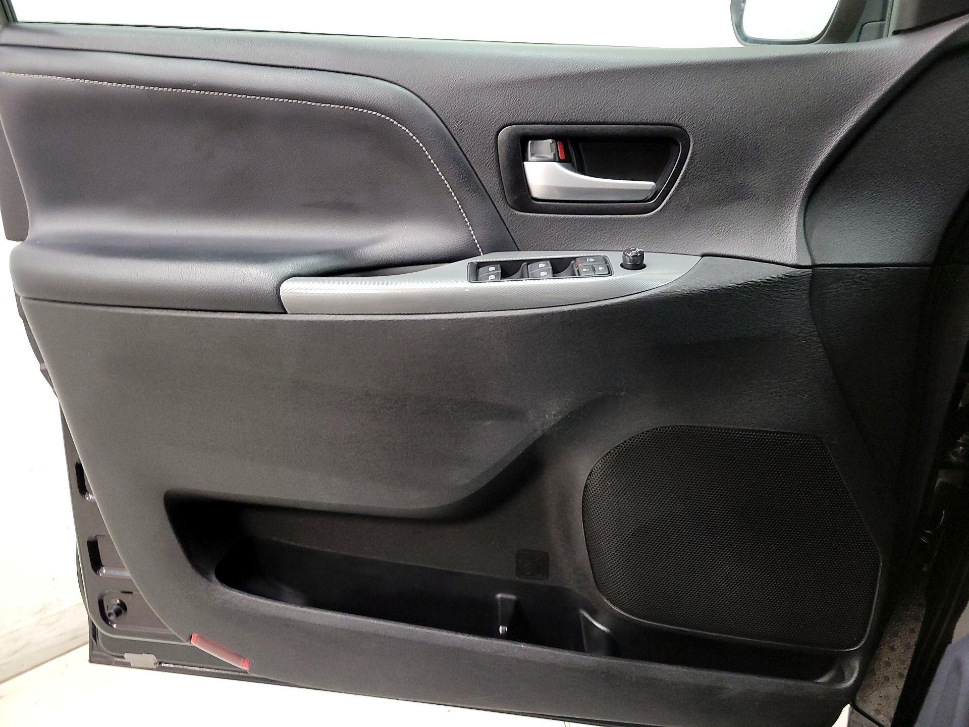 Thumbnail: 2017 Toyota Sienna - 12