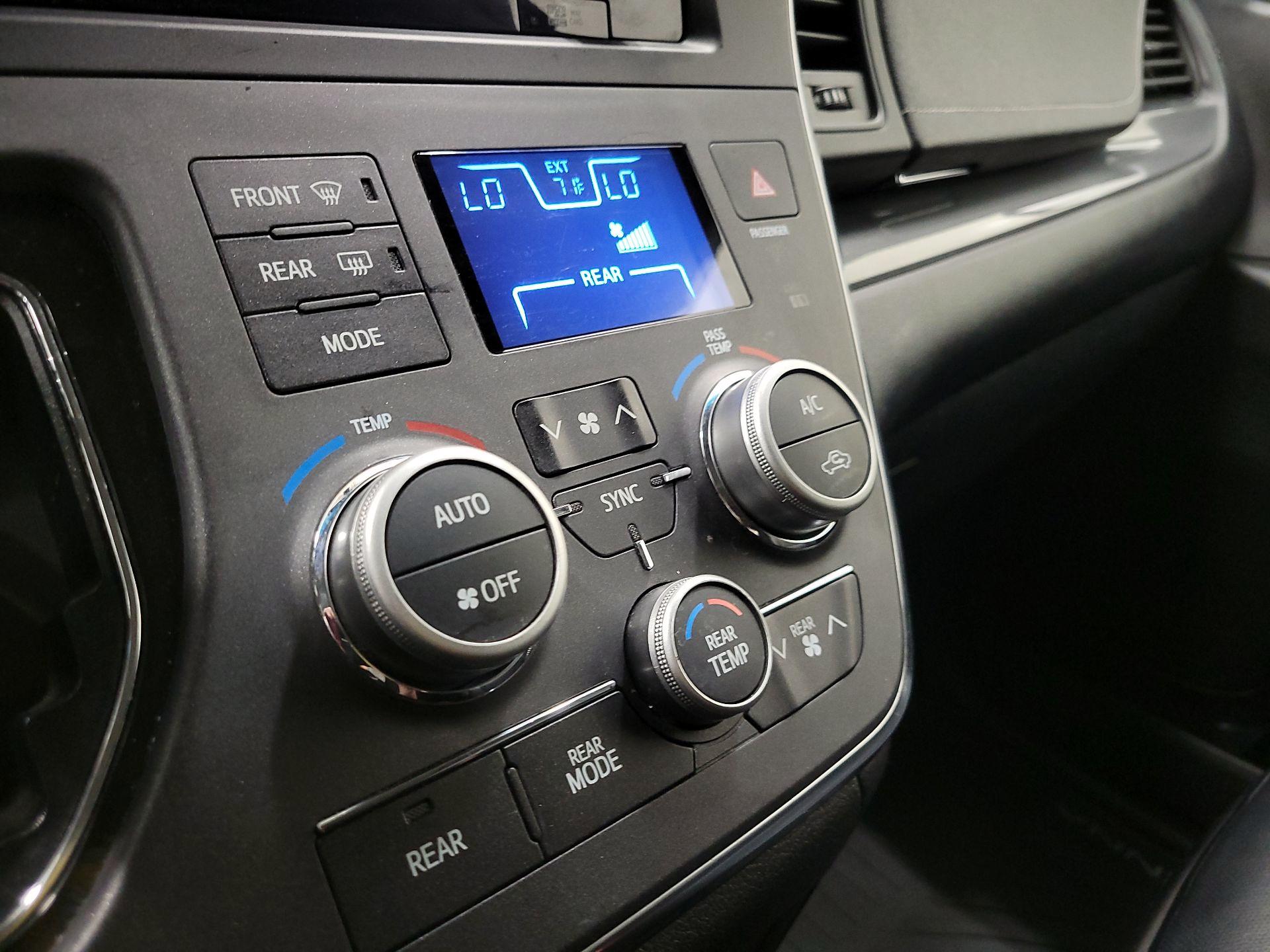 Thumbnail: 2017 Toyota Sienna - 17