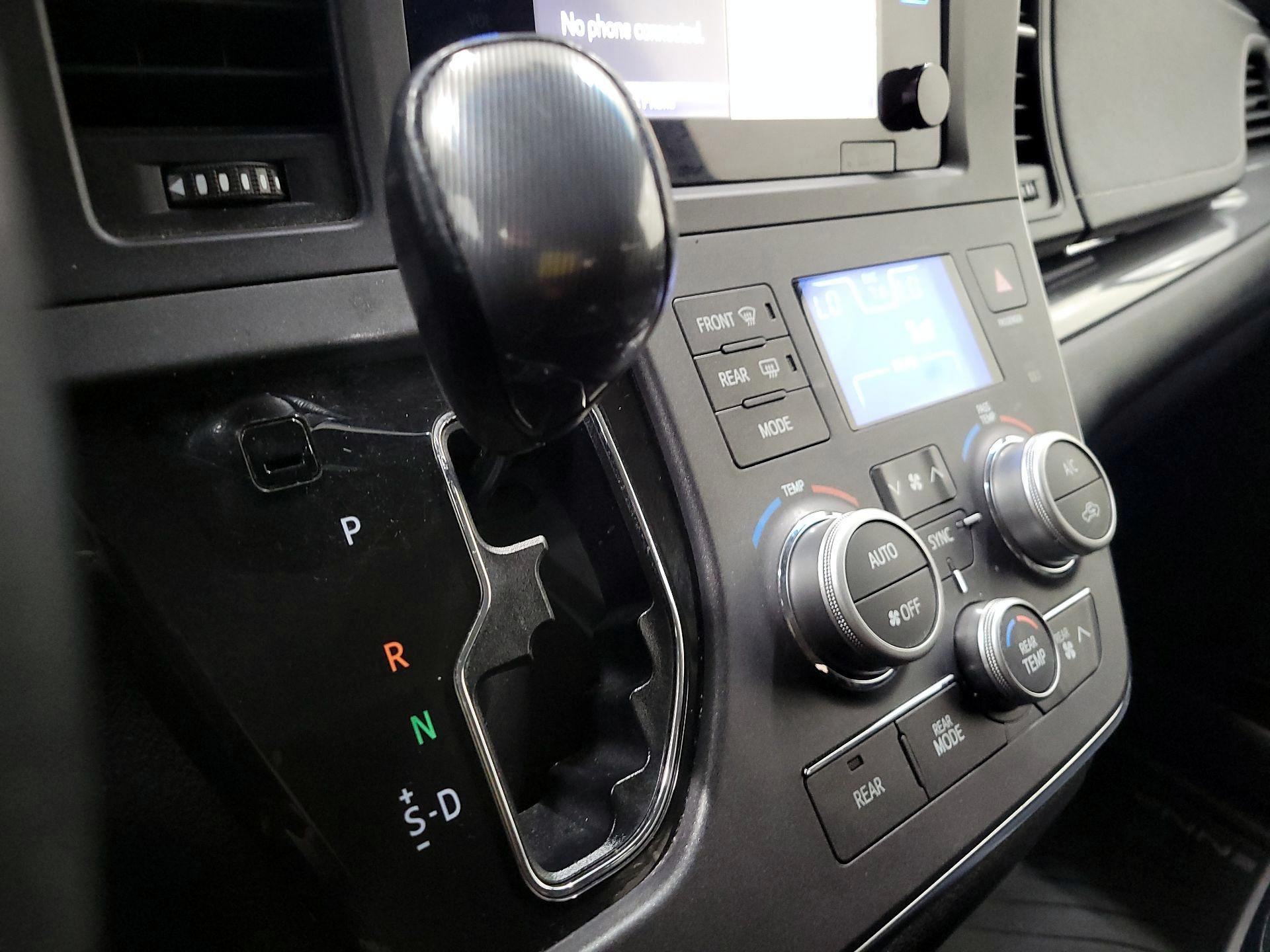 Thumbnail: 2017 Toyota Sienna - 18