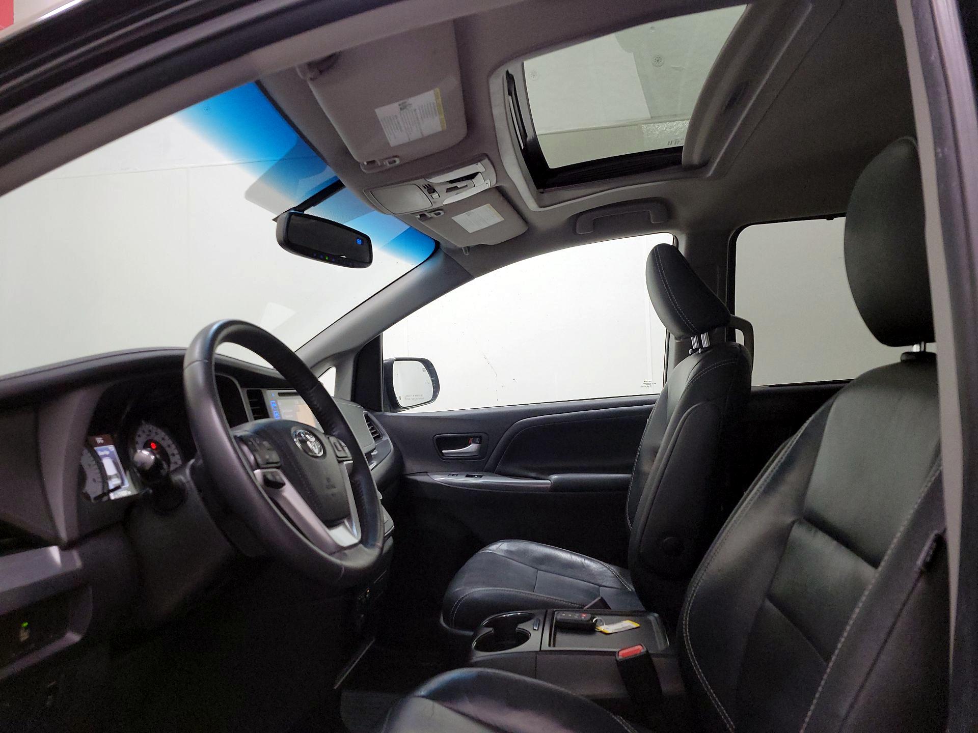 Thumbnail: 2017 Toyota Sienna - 20