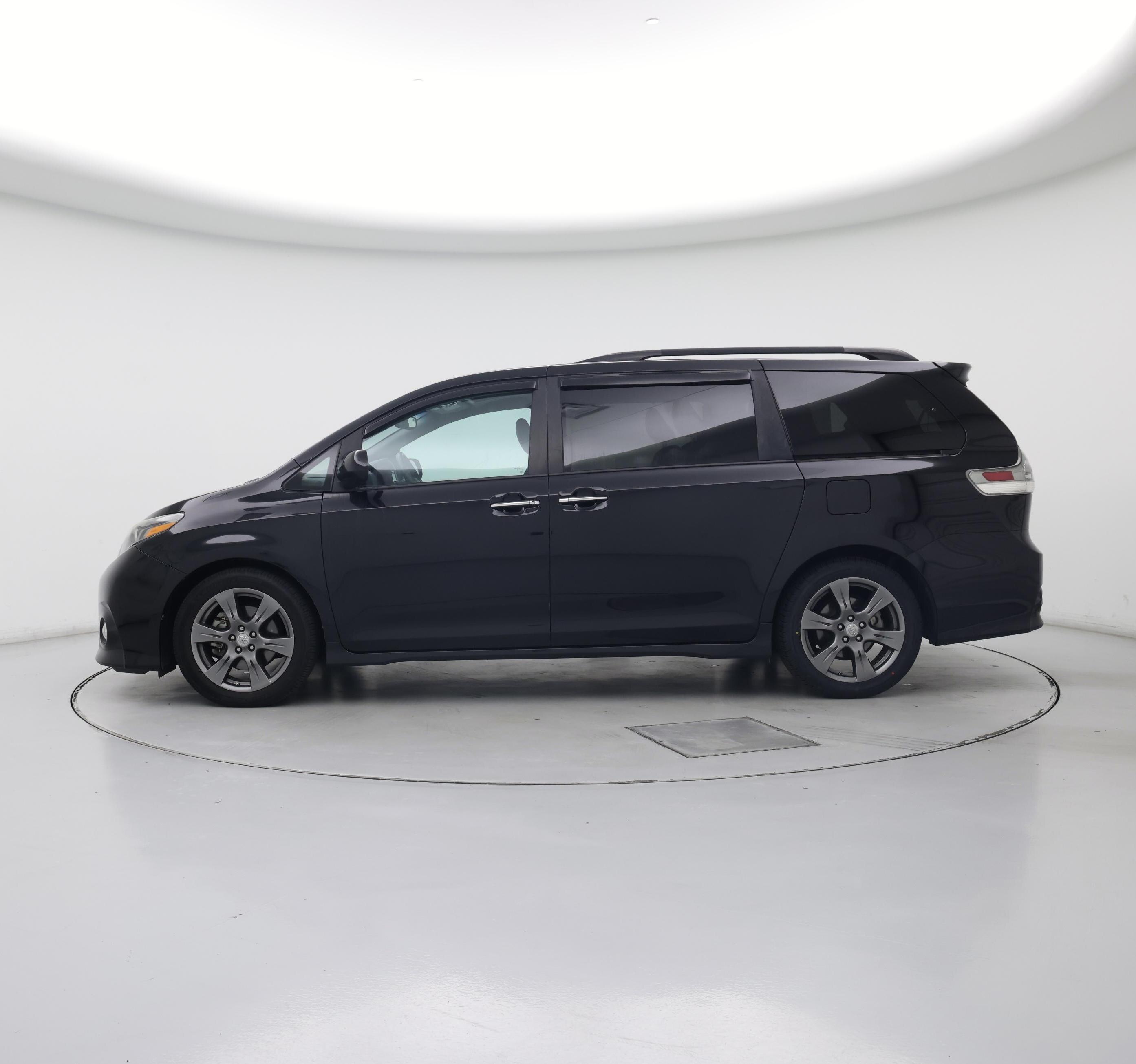 Thumbnail: 2017 Toyota Sienna - 3