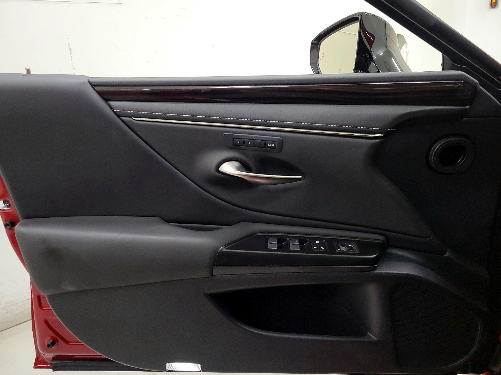 Thumbnail: 2019 Lexus ES - 12